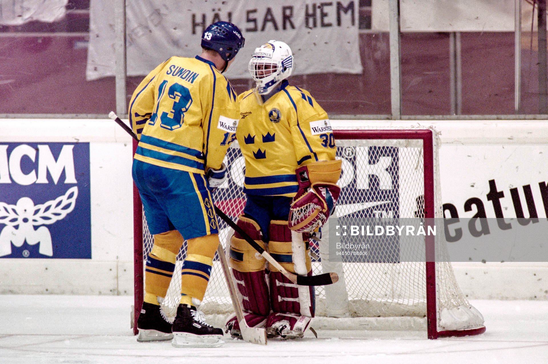 Sveriges Mats Sundin och Roger Nordström, målvakt i samtal