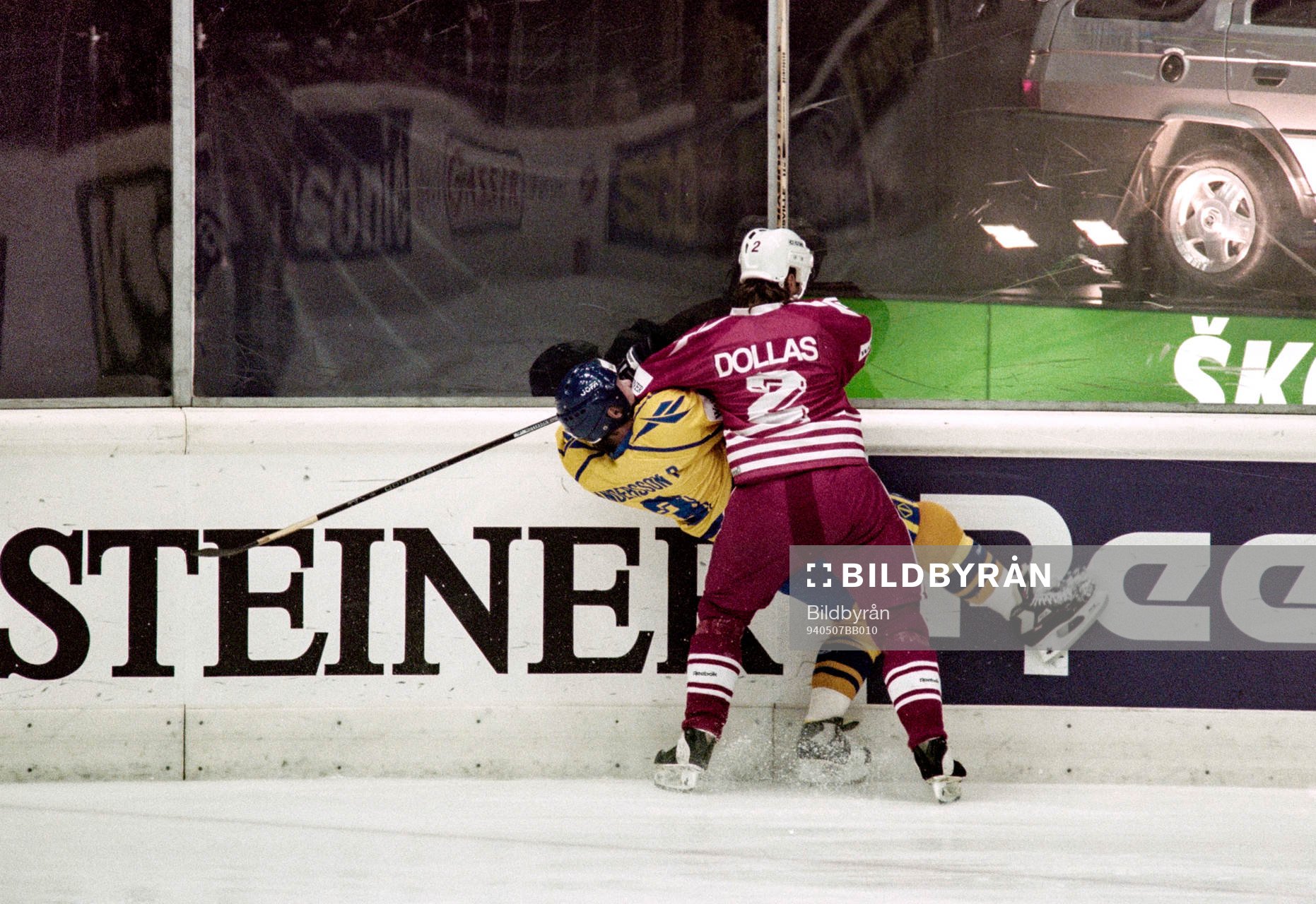 Kanadas Bobby Dollas trycket upp Peter Andersson i planket