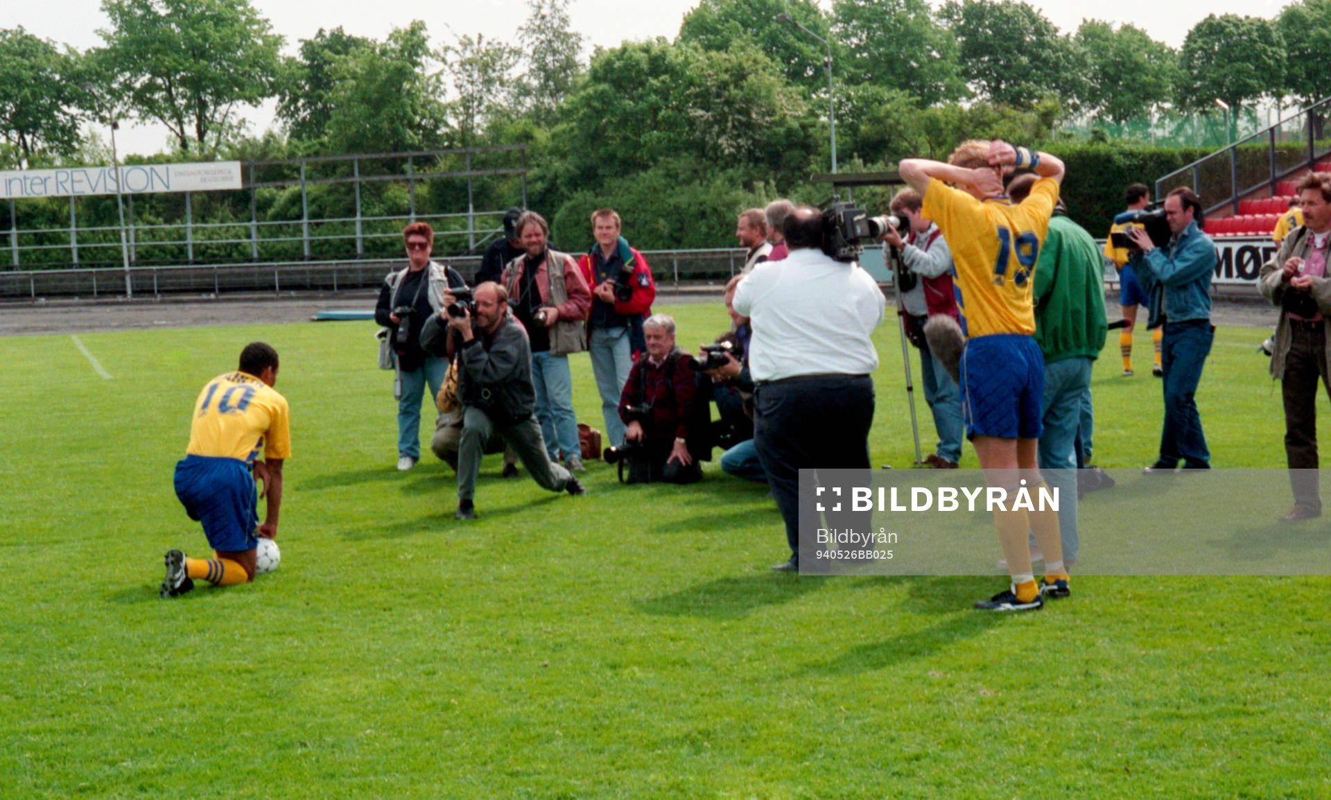 Martin Dahlin fotograferas av media