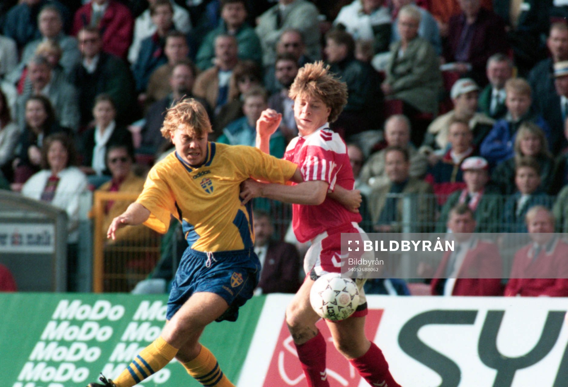 Tomas Brolin i kamp om bollen
