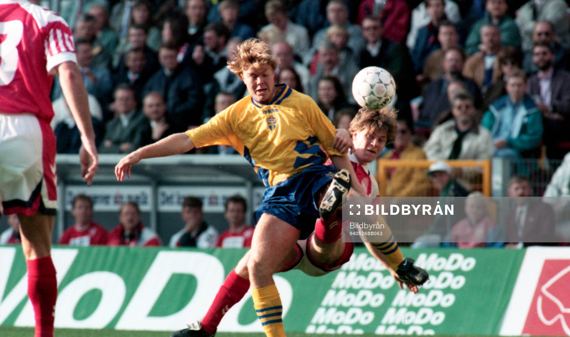 Tomas Brolin i kamp om bollen
