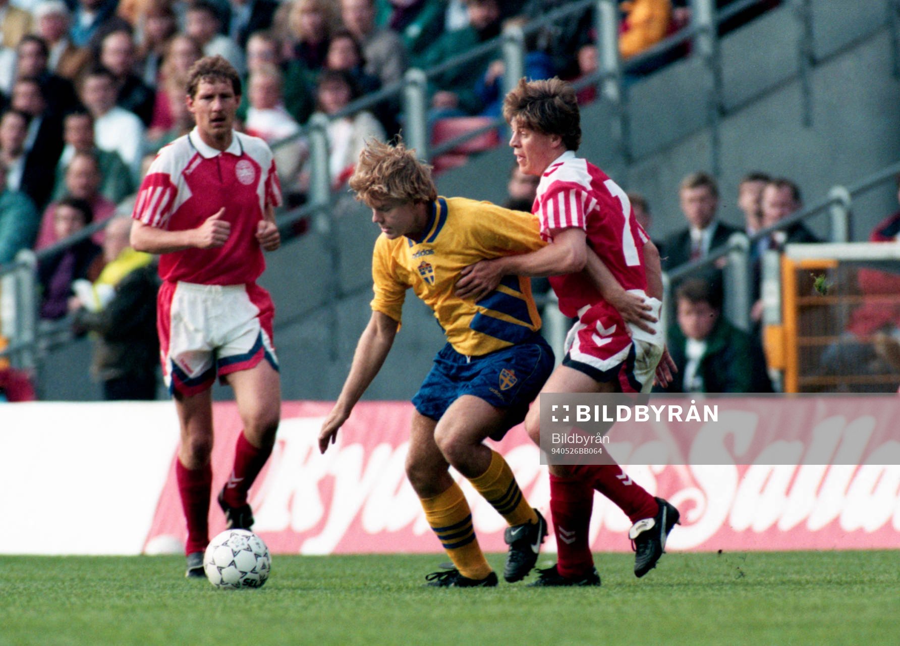 Tomas Brolin i kamp om bollen