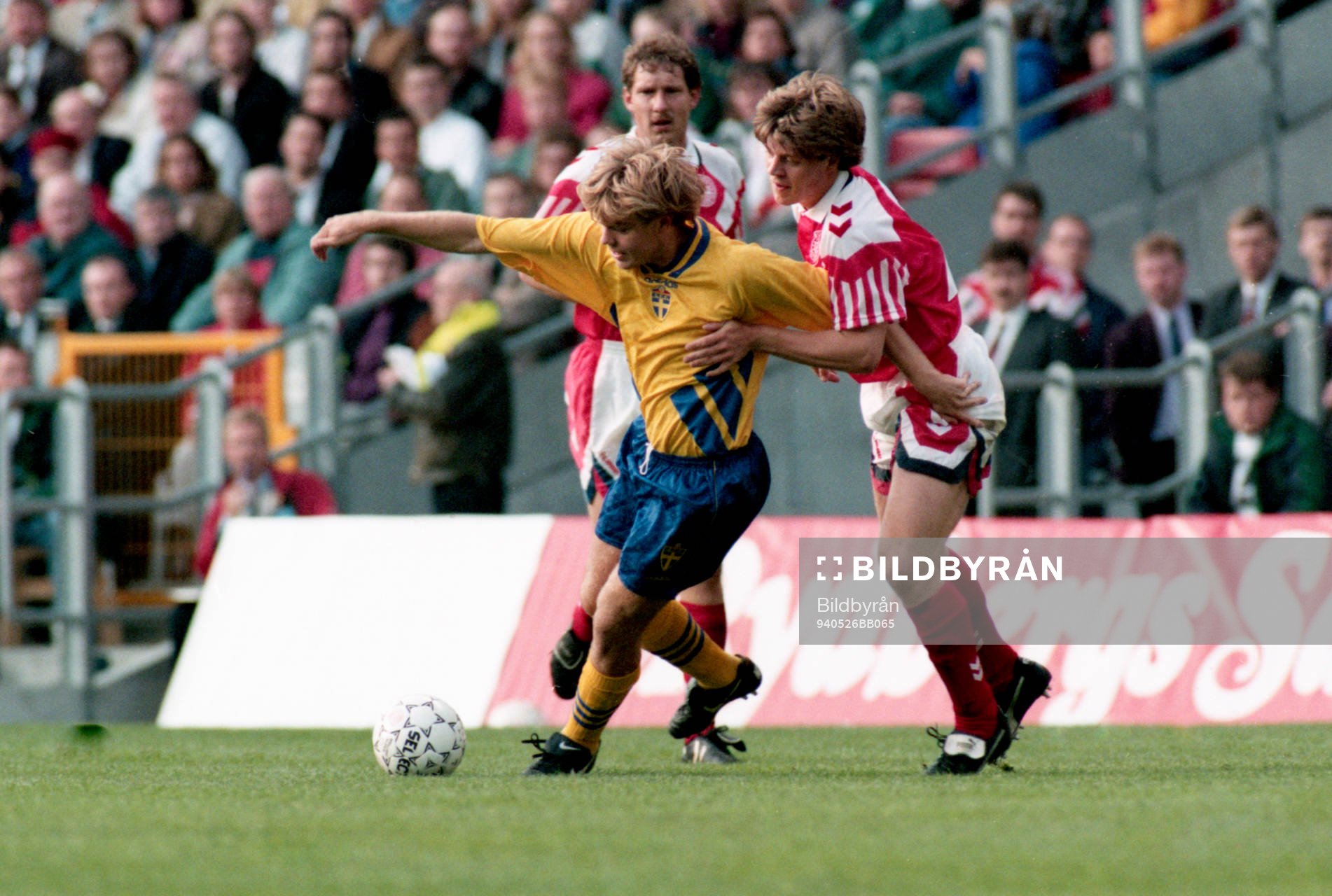 Tomas Brolin i kamp om bollen