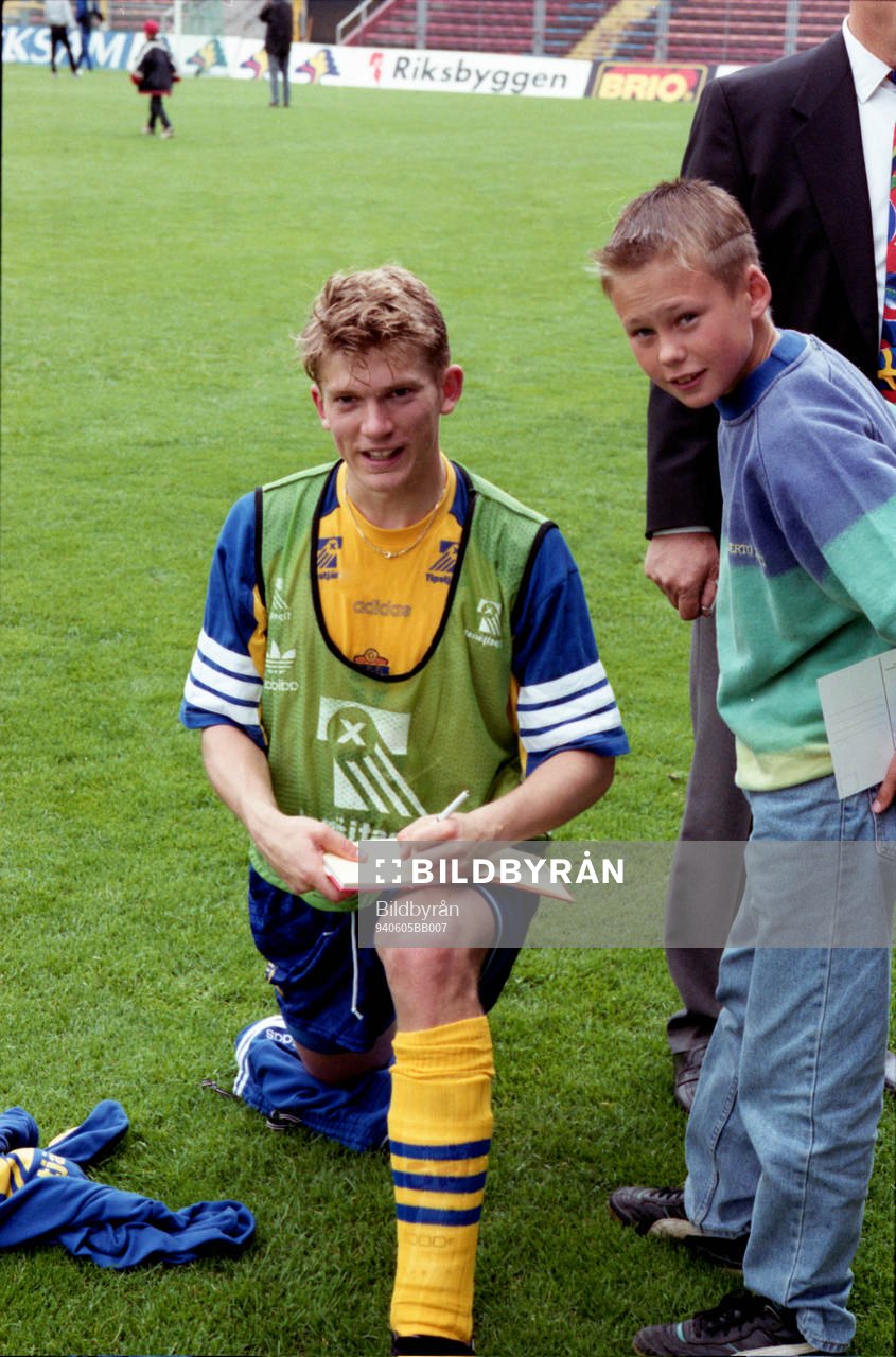 Jesper Blomqvist skriver autograf
