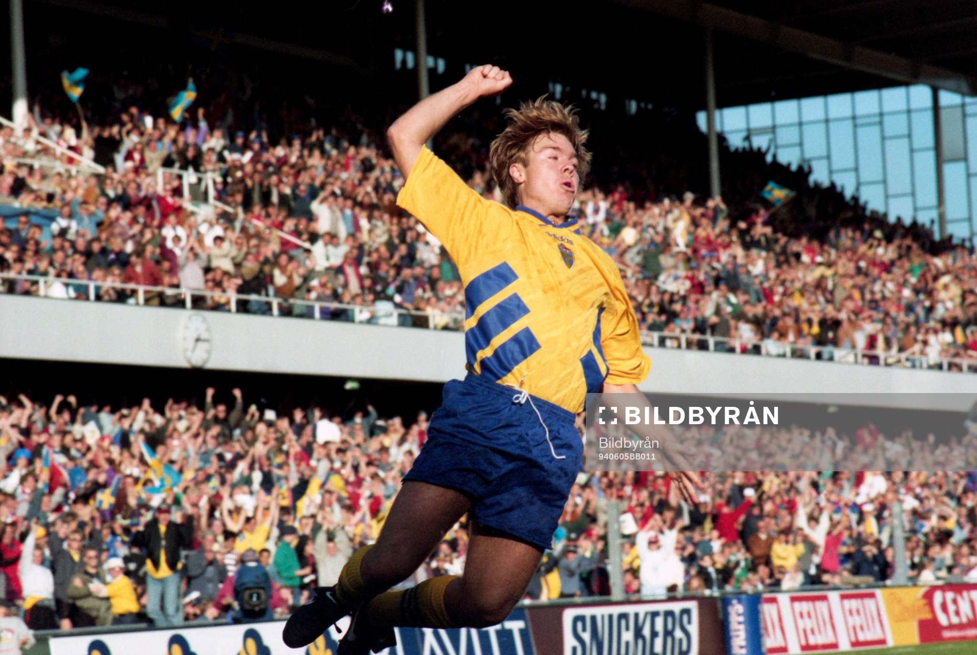  Tomas Brolin jublar efter sitt mål.
