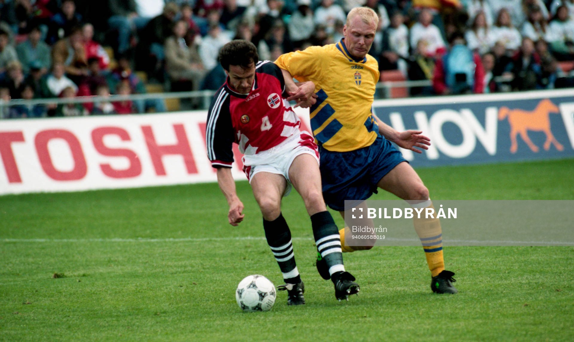 Rune Bratseth och Klas Ingesson i kamp om bollen