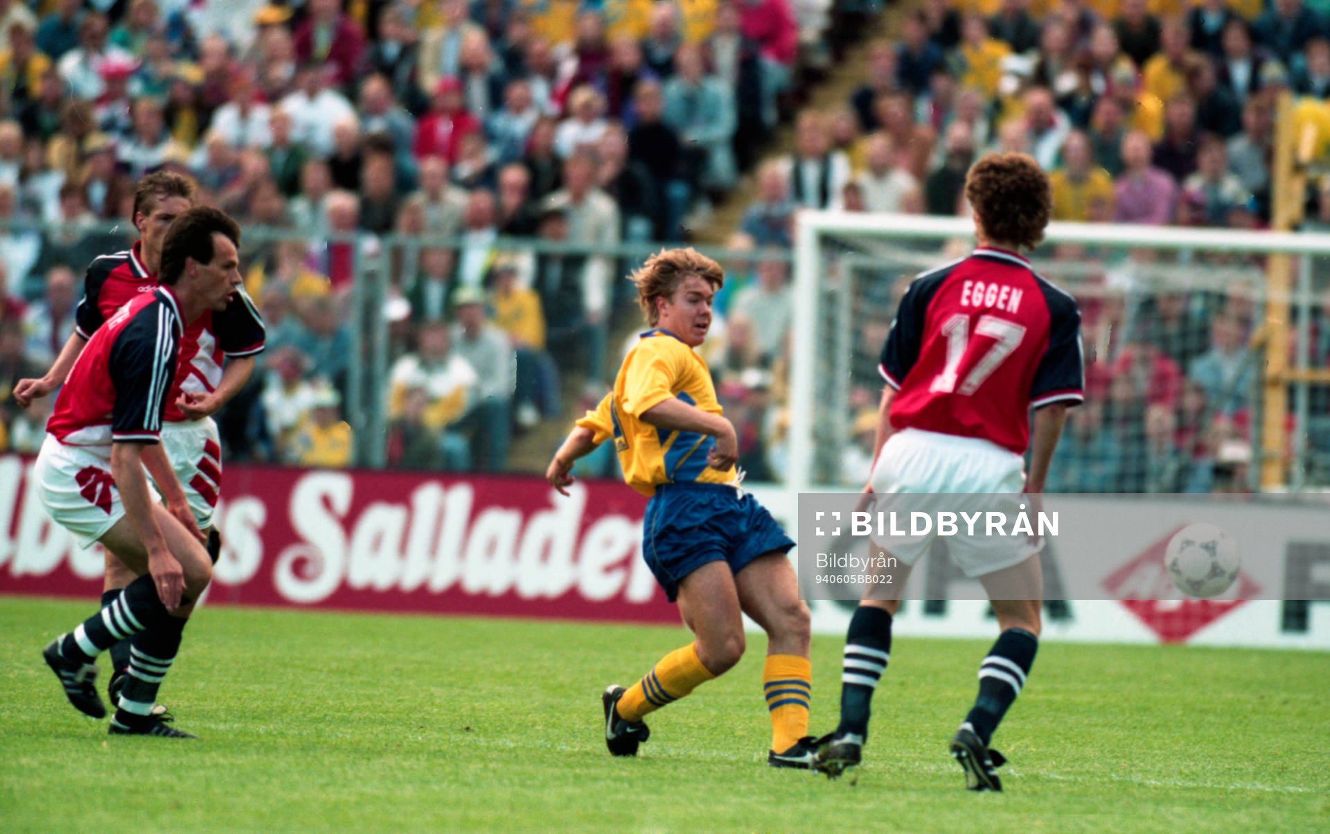  Tomas Brolin i kamp med Dan Eggen.
© Bildbyrån - 17830