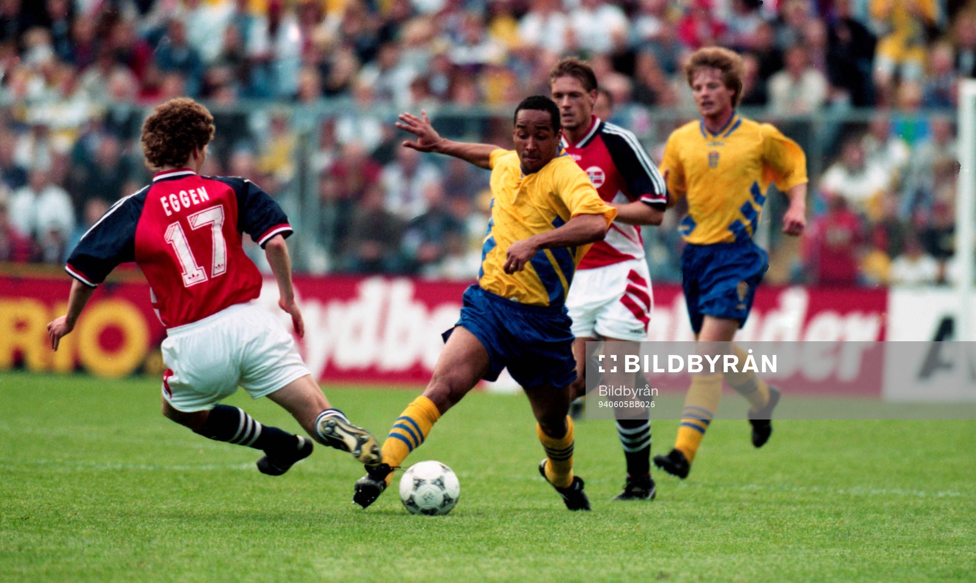  Martin Dahlin och Dan Eggen i kamp om bollen.