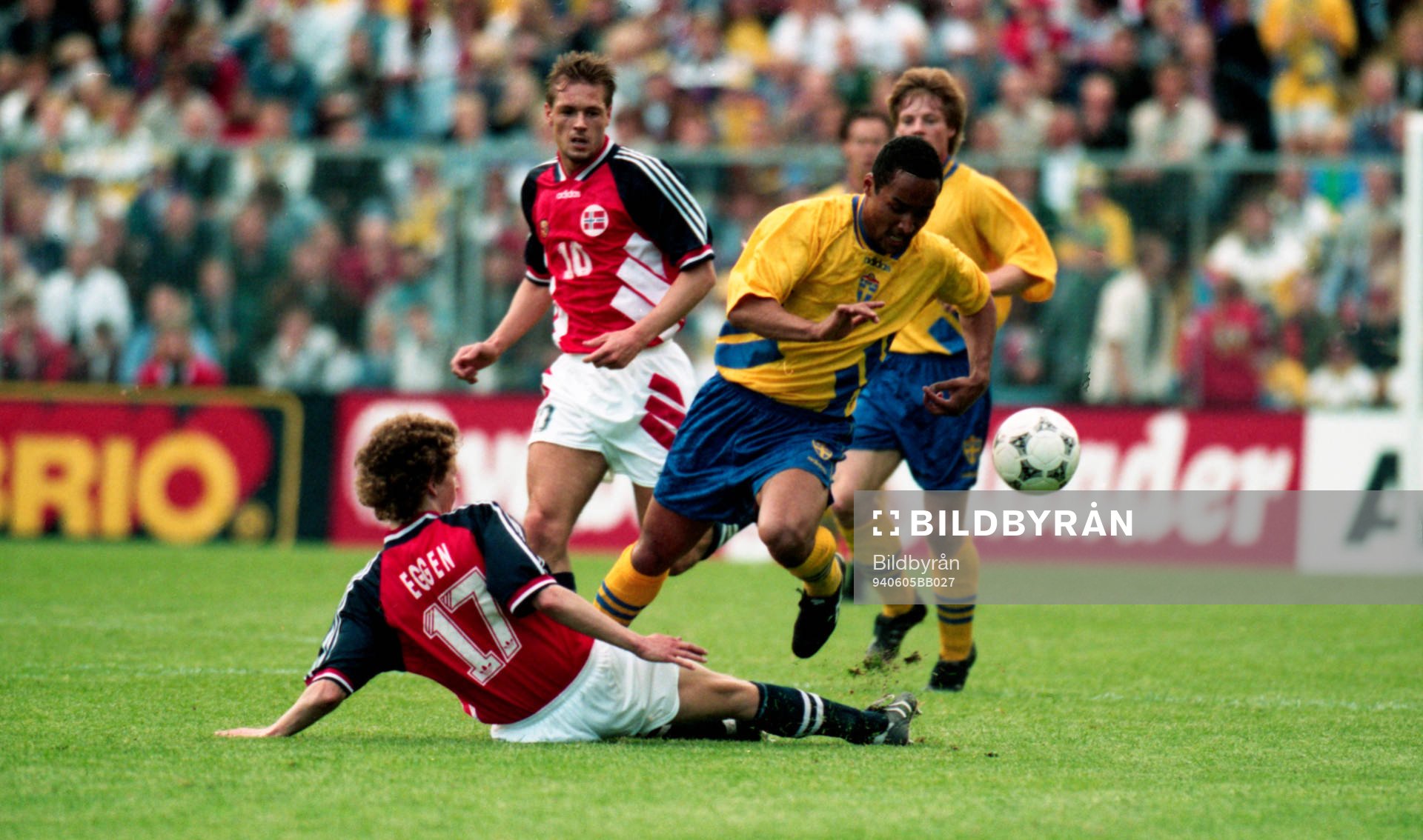 Martin Dahlin och Dan Eggen i kamp om bollen