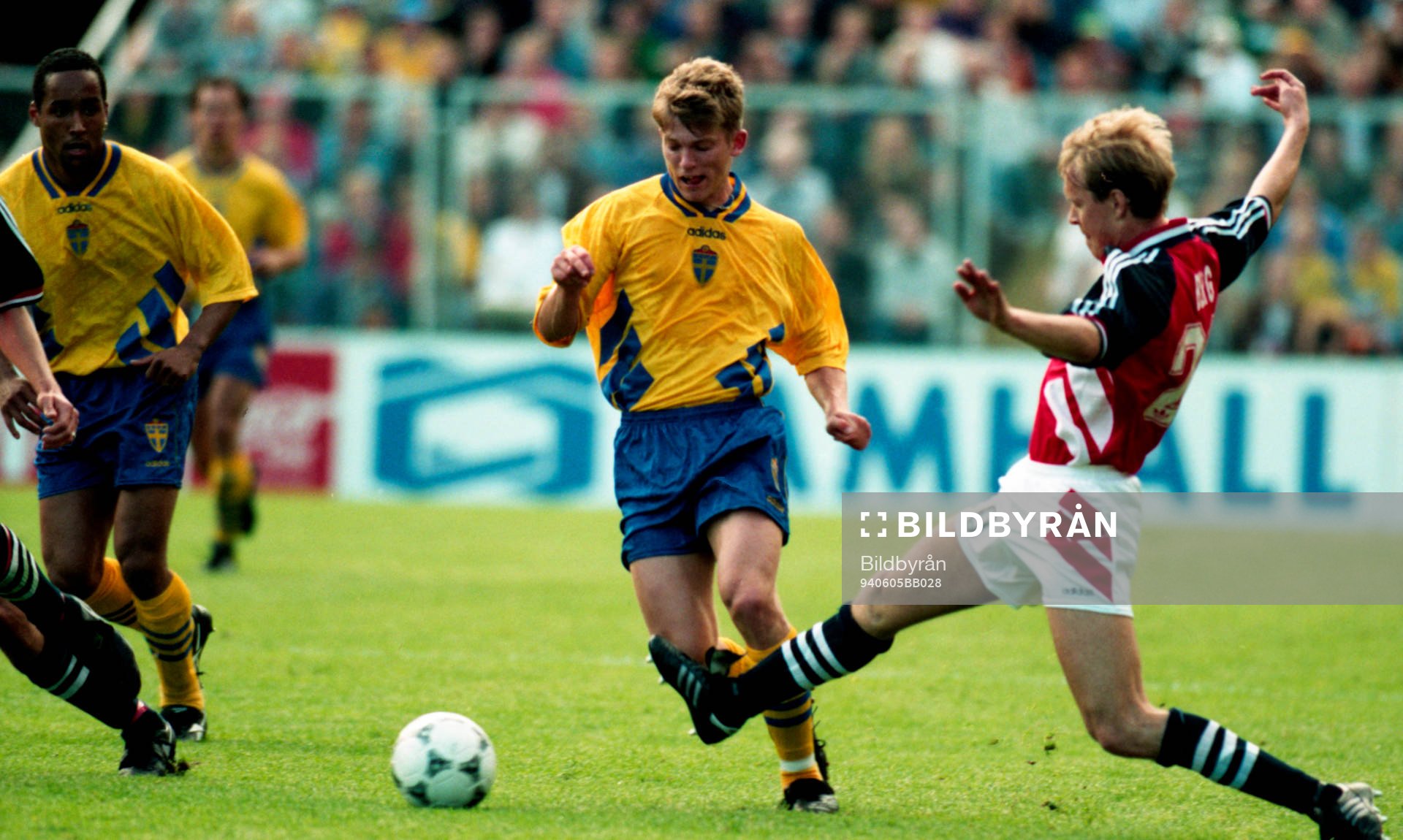 Jesper Blomqvist tar sig förbi Henning Berg