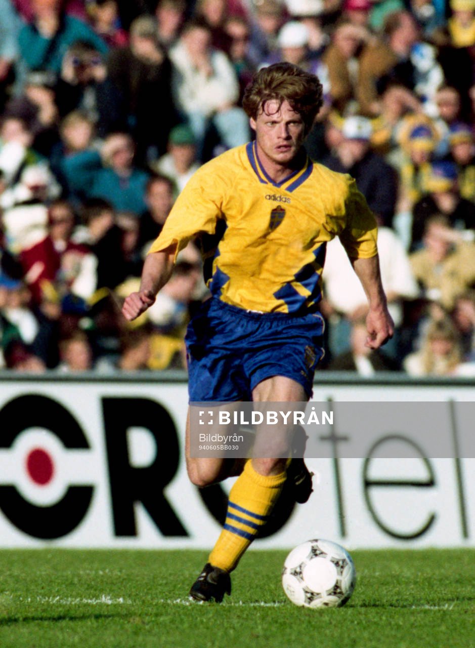 Stefan Schwarz med bollen och kollegan Jonas Thern i bakgrunden.