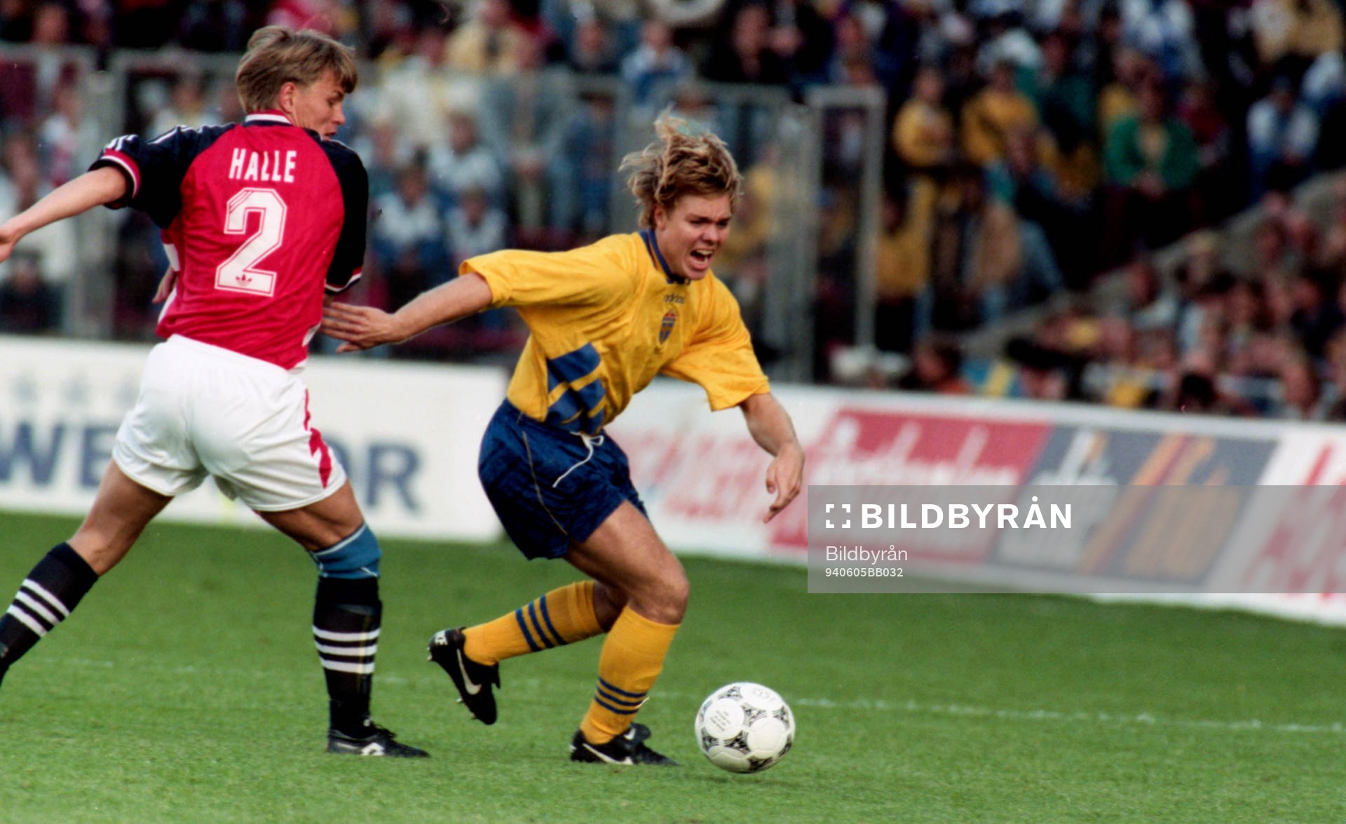 Tomas Brolin tar sig förbi Gunnar Halle