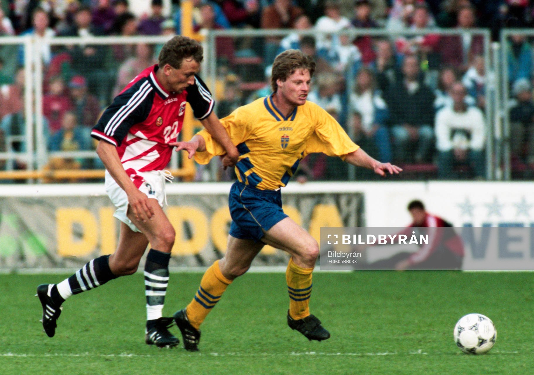 Stefan Schwarz tar sig förbi Lars Bohinen