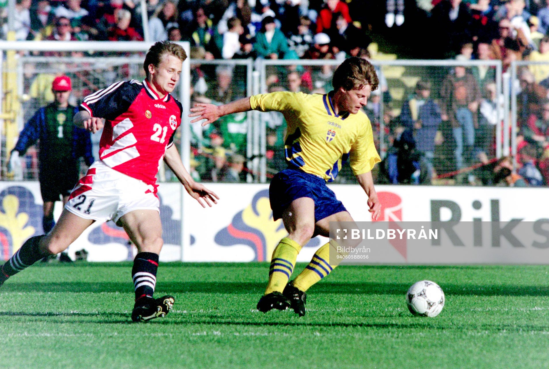 Fotboll, Sverige - Norge, 2-0: Stefan Schwarz, Sverige med bollen uppvaktas av norges Sigurd Rushfeldt.