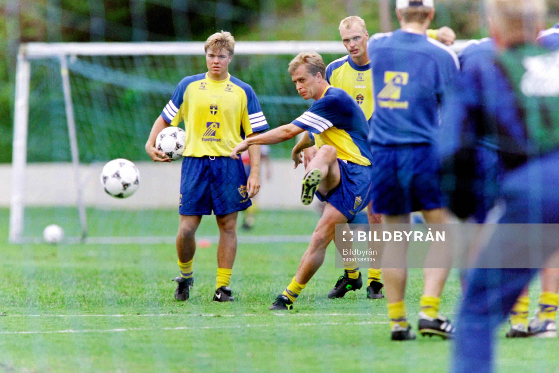Tomas Brolin och Jonas Thern tränar frisparkar