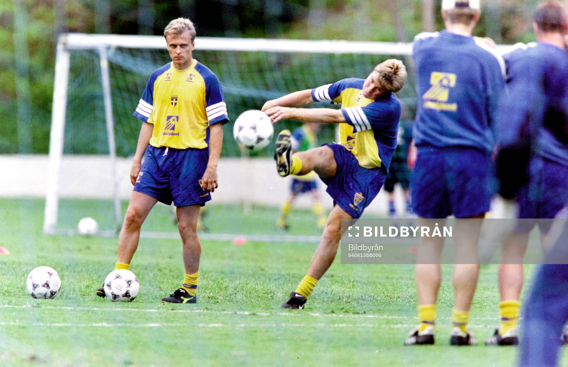 Tomas Brolin och Jonas Thern tränar frisparkar