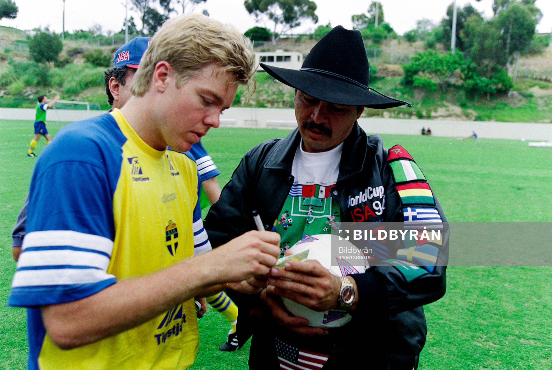 Tomas Brolin skriver autograf