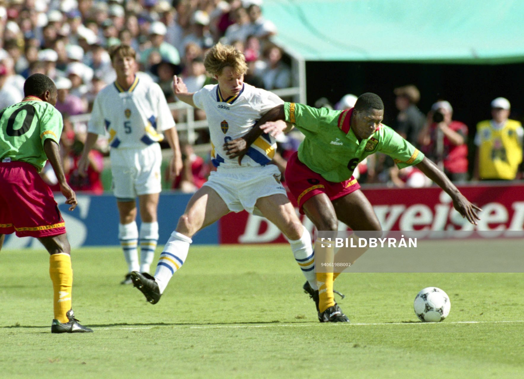  Kamp om bollen Stefan Schwarz, Sverige mot Libllh, Kamerun
