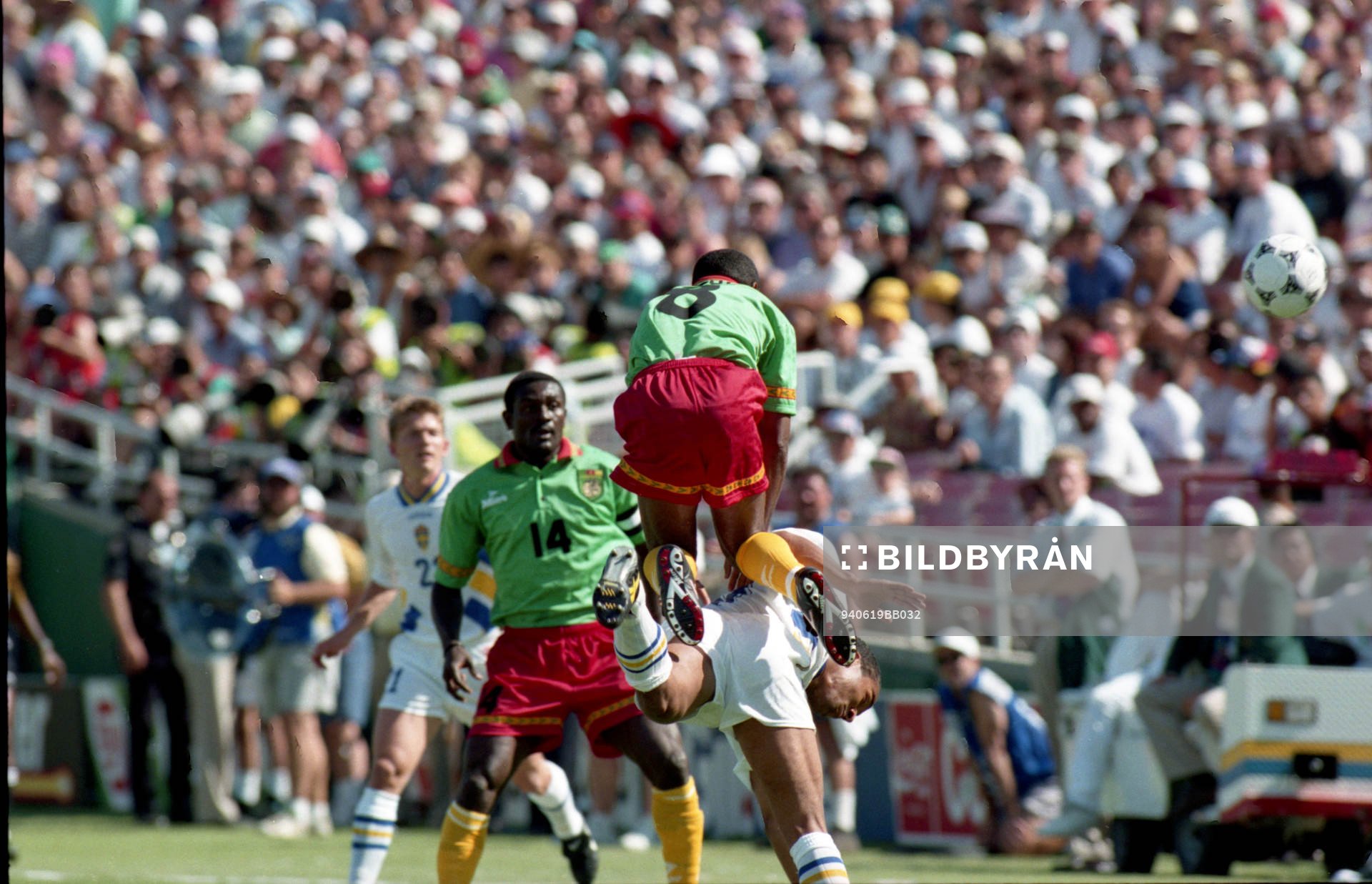 Mboth Mboth, Kamerun hoppar över Martin Dahlin, Sverige