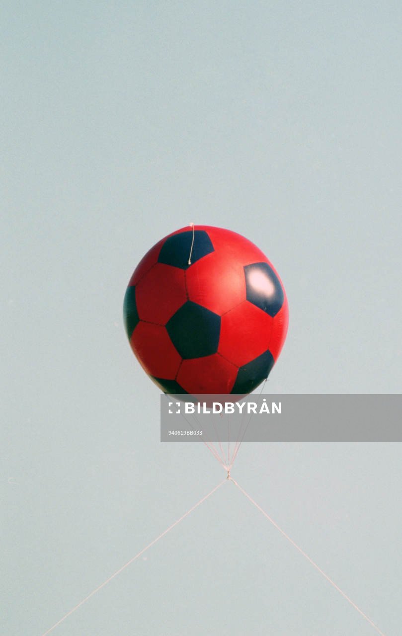 Fotboll i luften som gjort som en luft ballong
