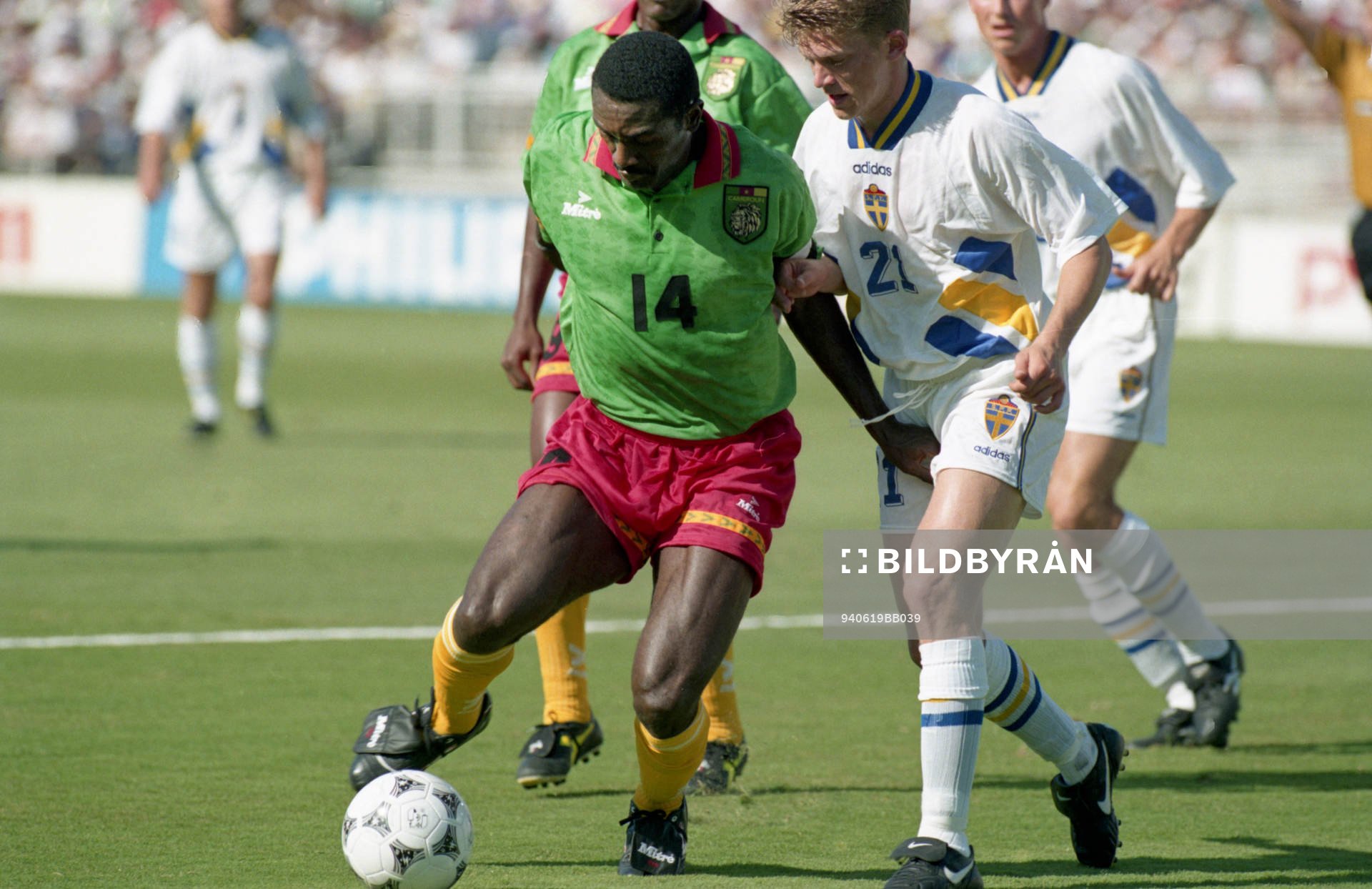 Eta Tatawm, Kamerun och Jesper Blomqvist, Sverige