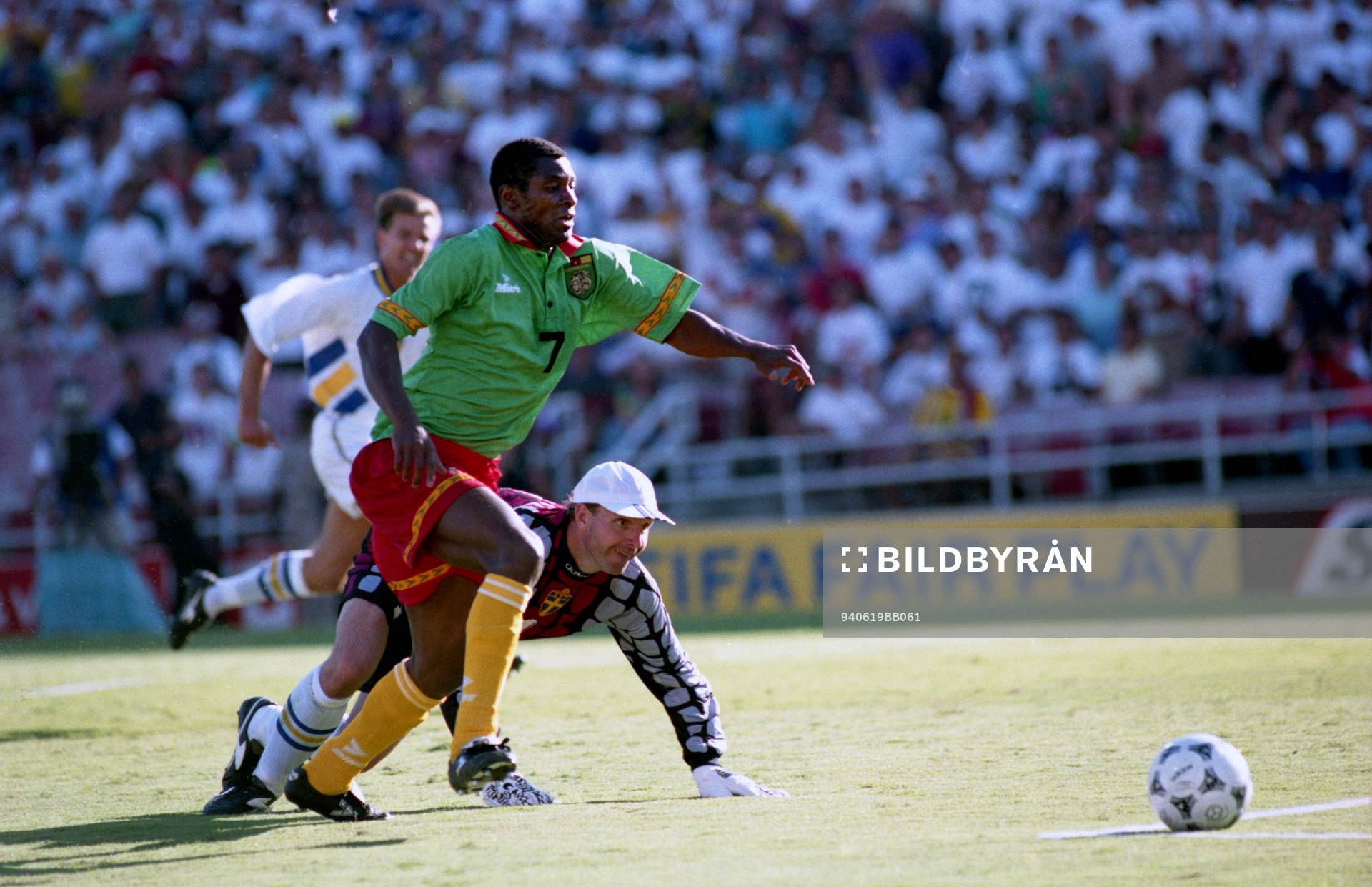 Biyick Omam, Kamerun springer i fatt bollen. bake
