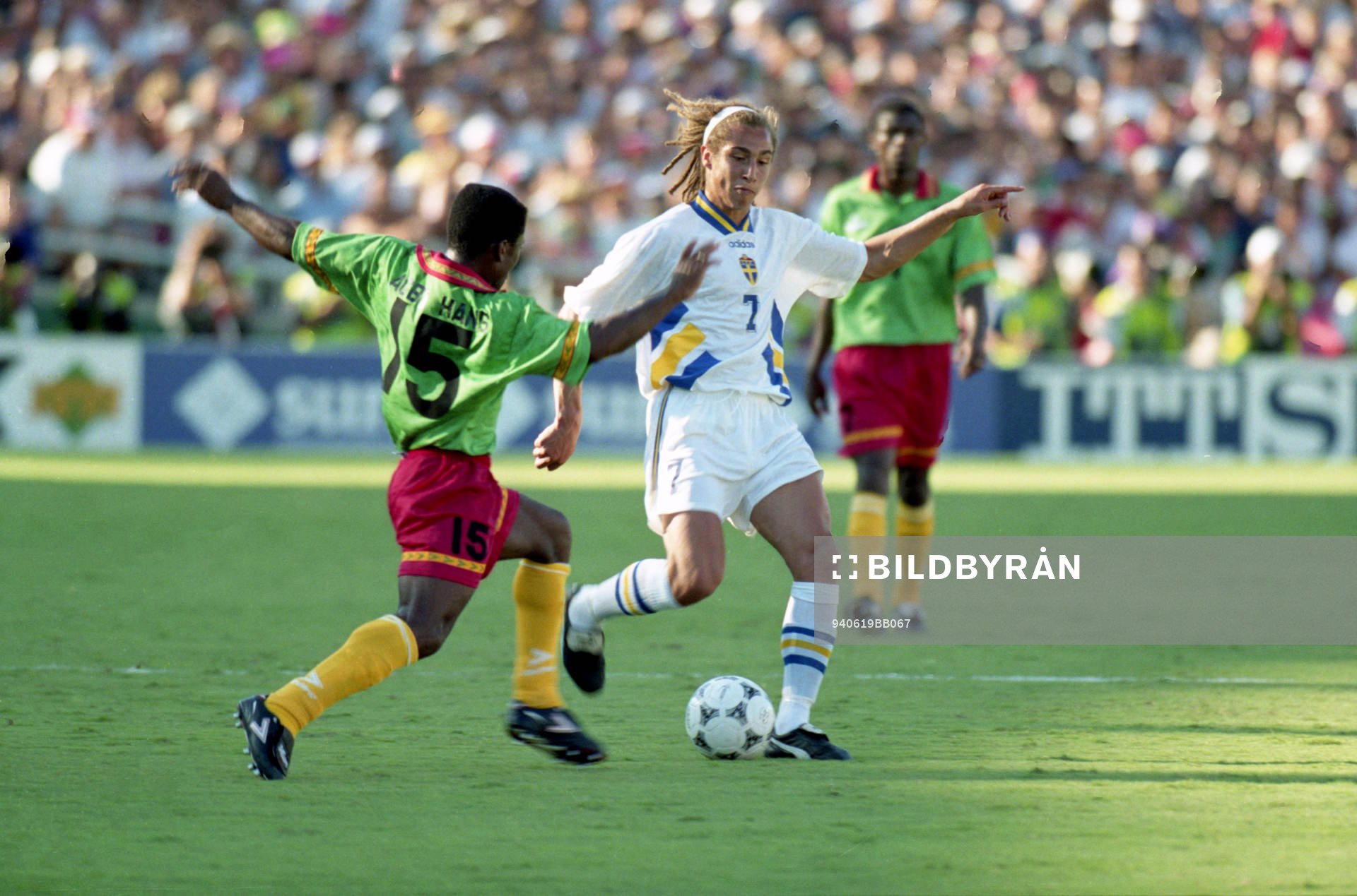 Agbo, Kamerun försöker ta bollen ifrån Henrik Larsson,