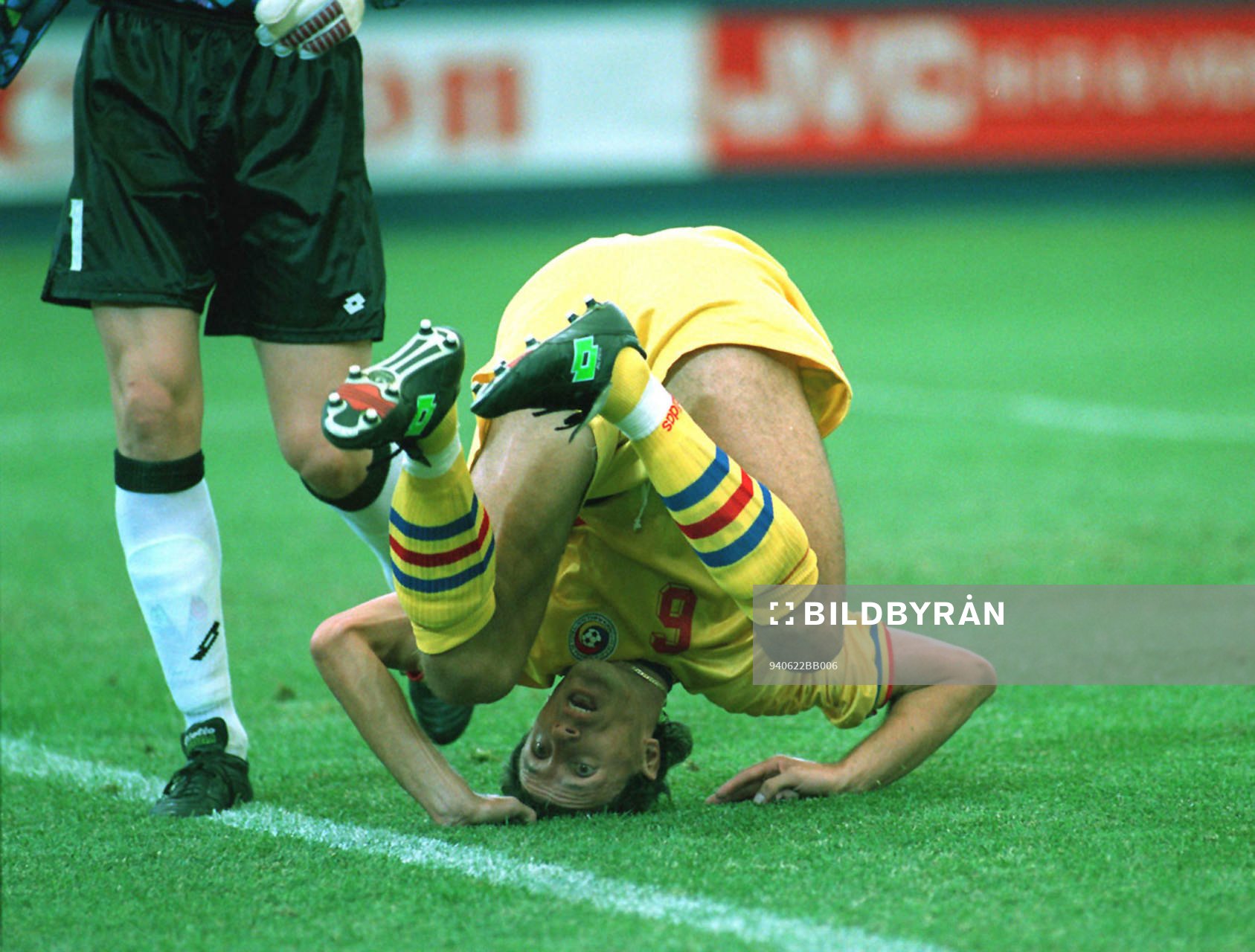  Gheorghe Popescu, Rumänien, jublar och slår en kullerbytta