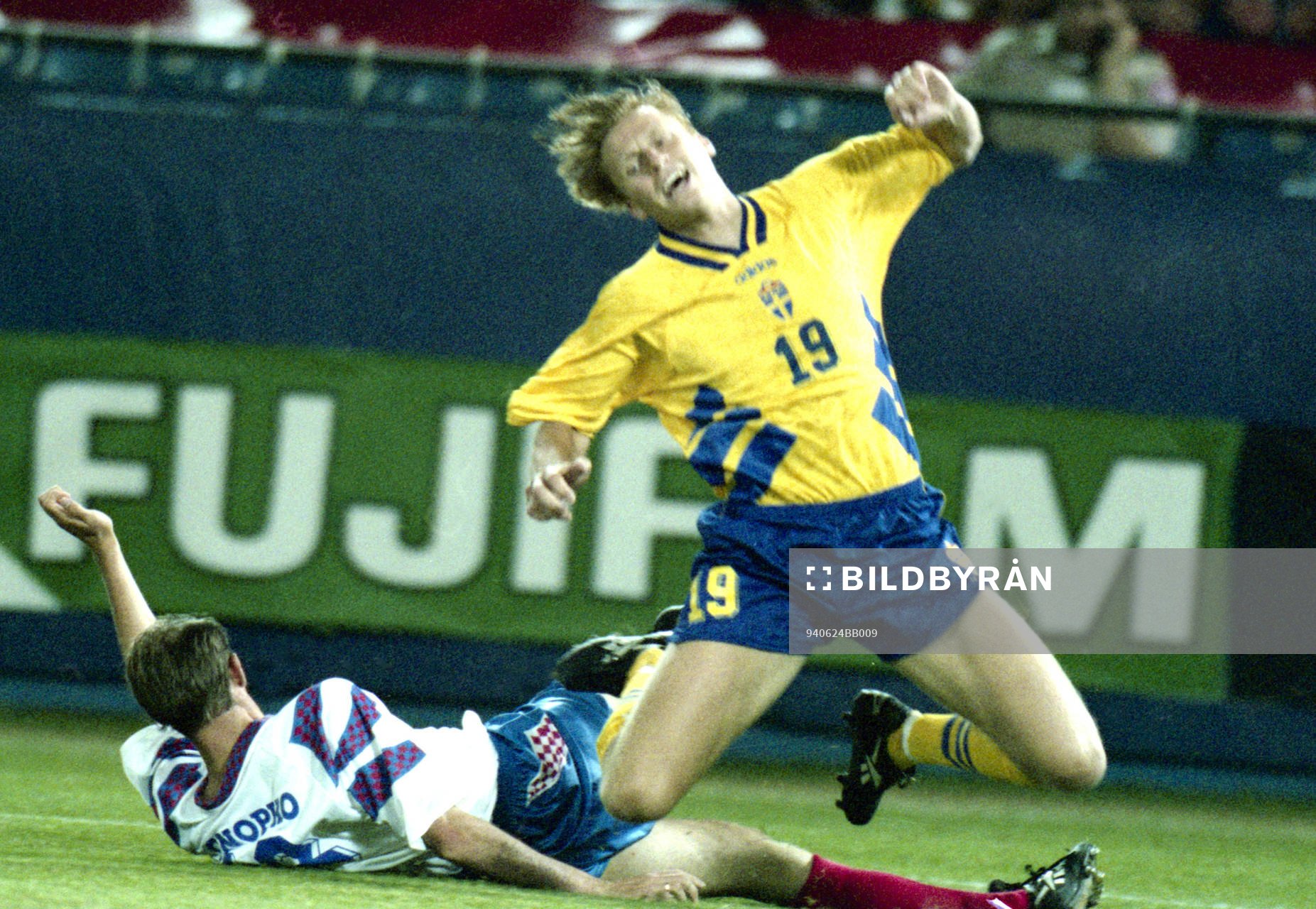 Kennet Andersson, Sverige, fälls av Onopko, Ryssland