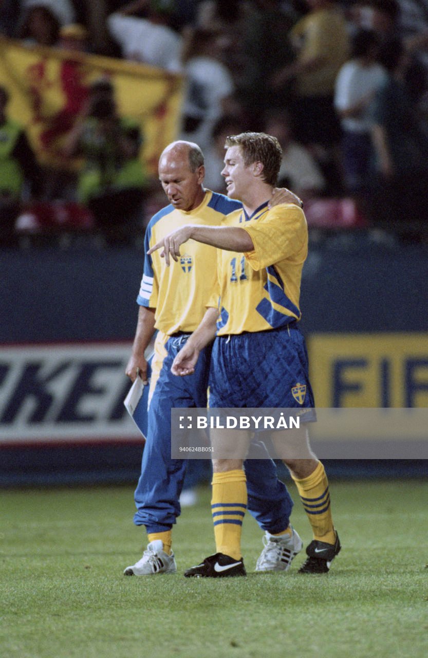 Tommy Svensson, förbundskapten pratar med Tomas Brolin,