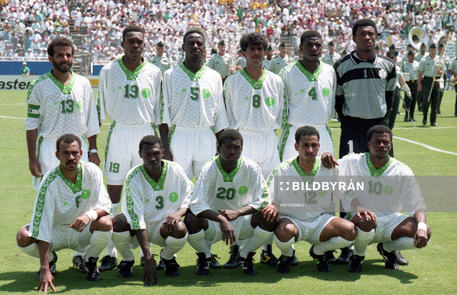 Mohamed Al-Jawad, Hamzah Saleh, Ahmad Jamil Madani, Fahad Al-Bishis, Abdullah Zubromawi, Mohammed Al Deayea, målvakt, Fuad Amin, Mohammed Al-Khilaiwi, Hamzah Idris, Sami Al-Jaber, Saeed Al-Owairan, Saudiarabien. Lagbild