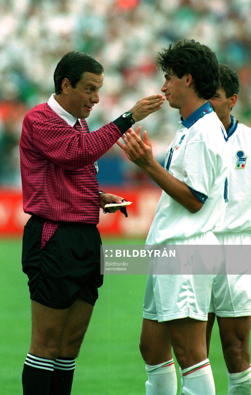 Demetrio Albertini, Italien, diskuterar med domaren som
