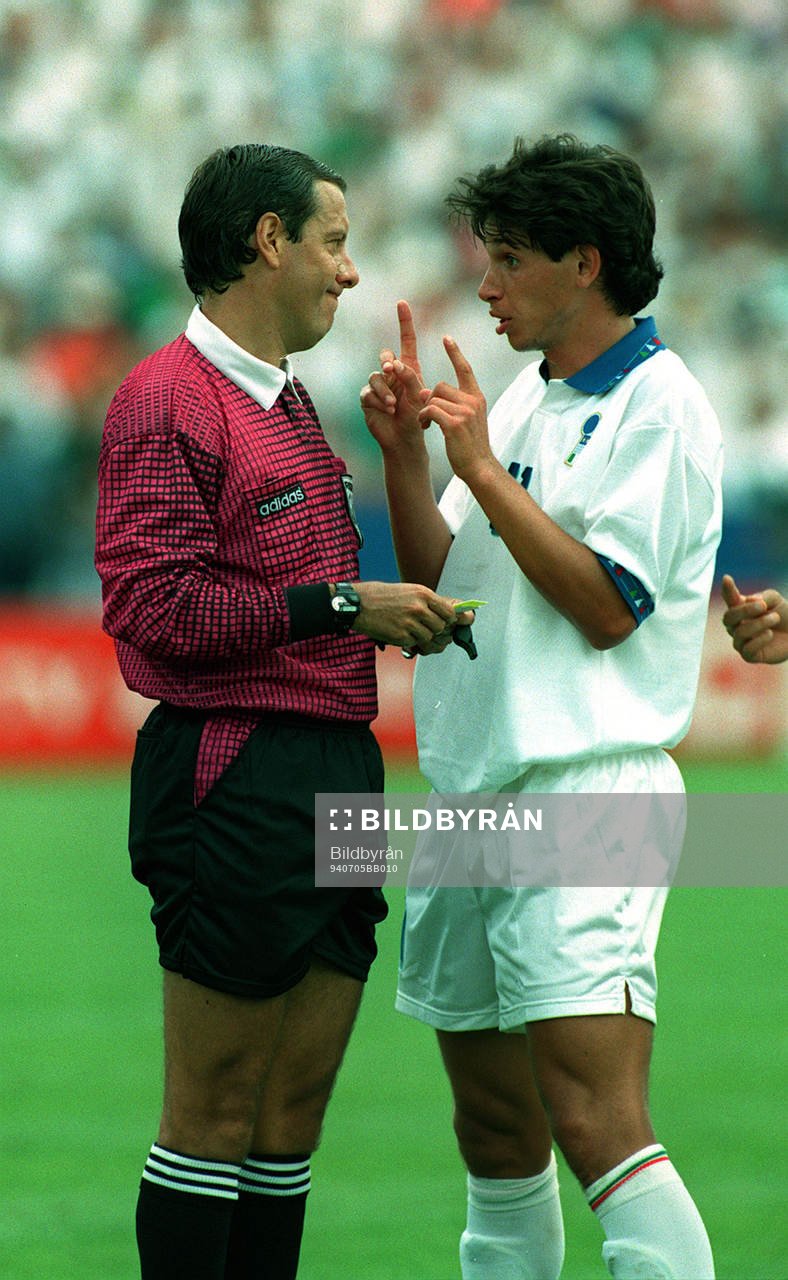 Demetrio Albertini, Italien, diskuterar med domaren