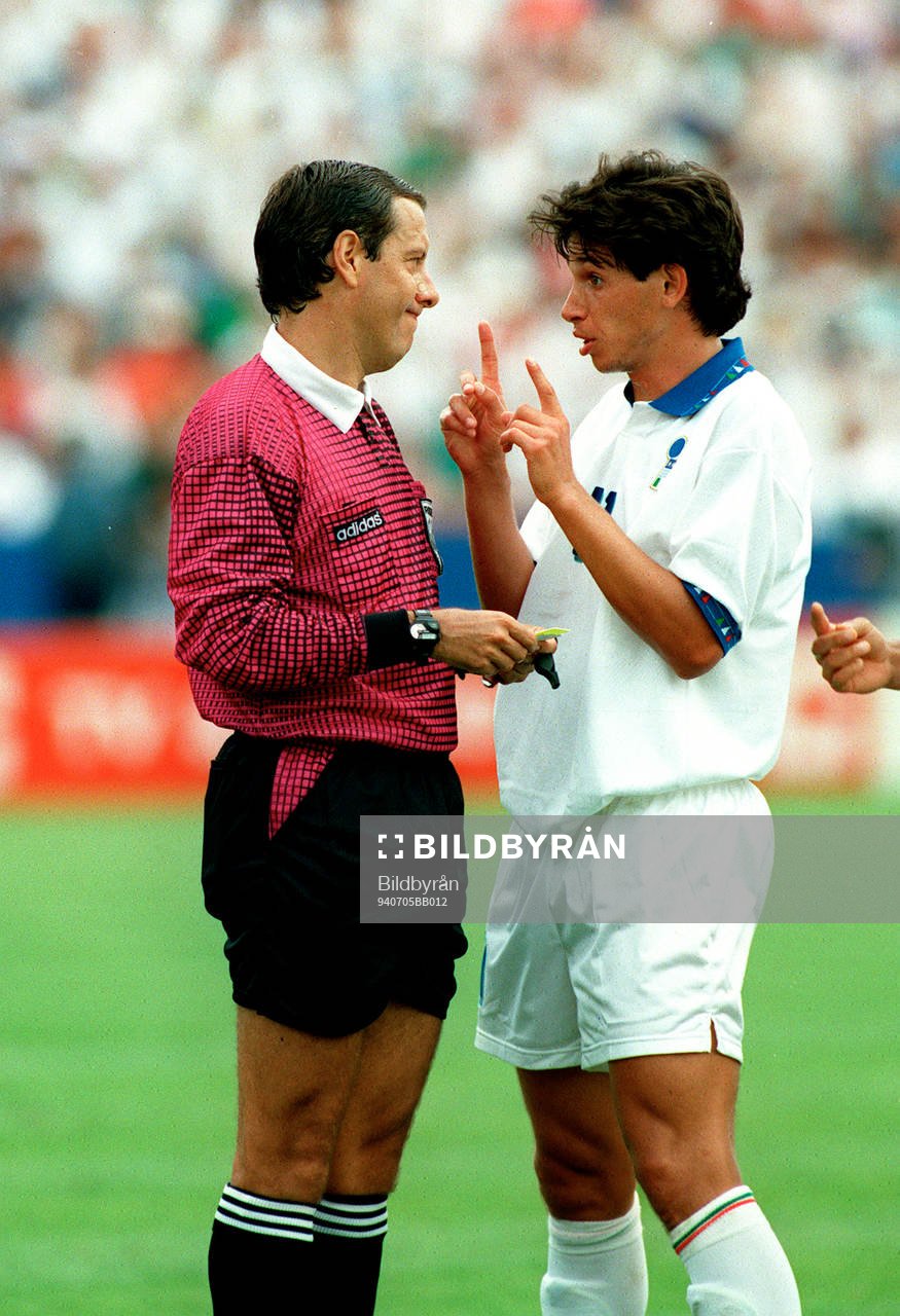 Albertini, Italien diskuterar med domare