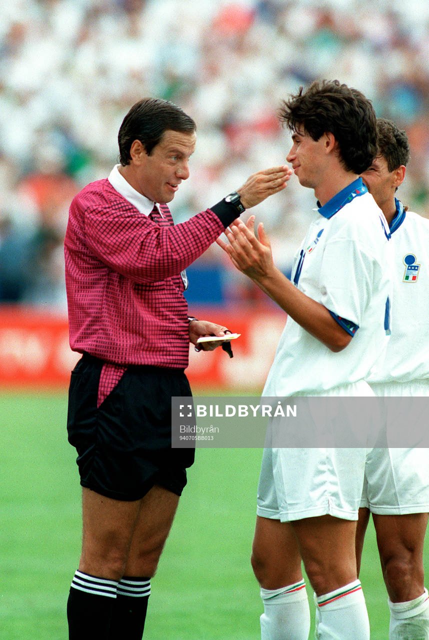 Albertini, Italien diskuterar med domare