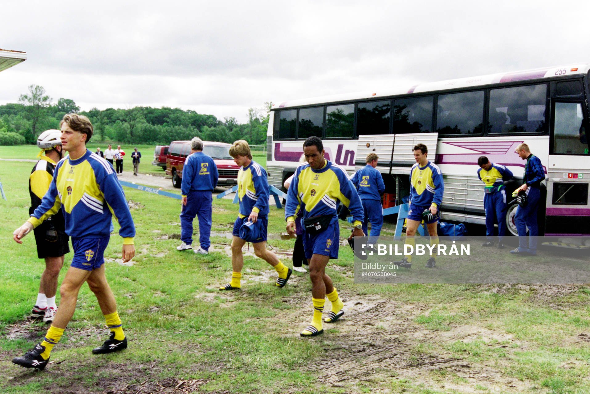 Fotboll, VM94, Sverige, förhands: Roger Ljung, Stefan Schwarz, Martin Dahlin anländer till en träning.