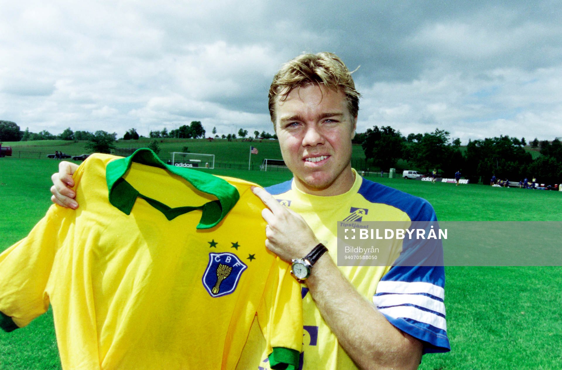 Fotboll, VM94, Sverige, förhands: Tomas Brolin med en brassetröja.