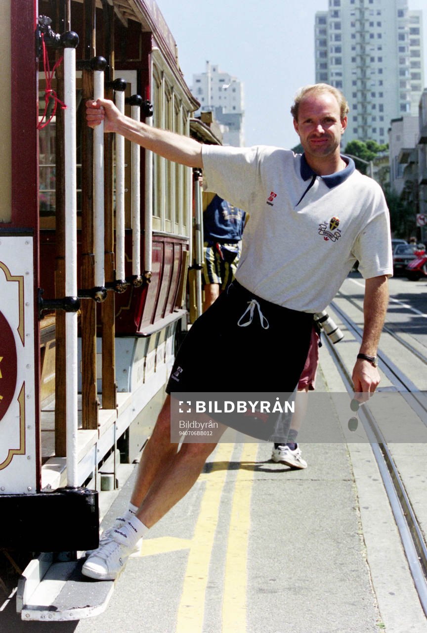 Thomas Ravelli på en spårvagn