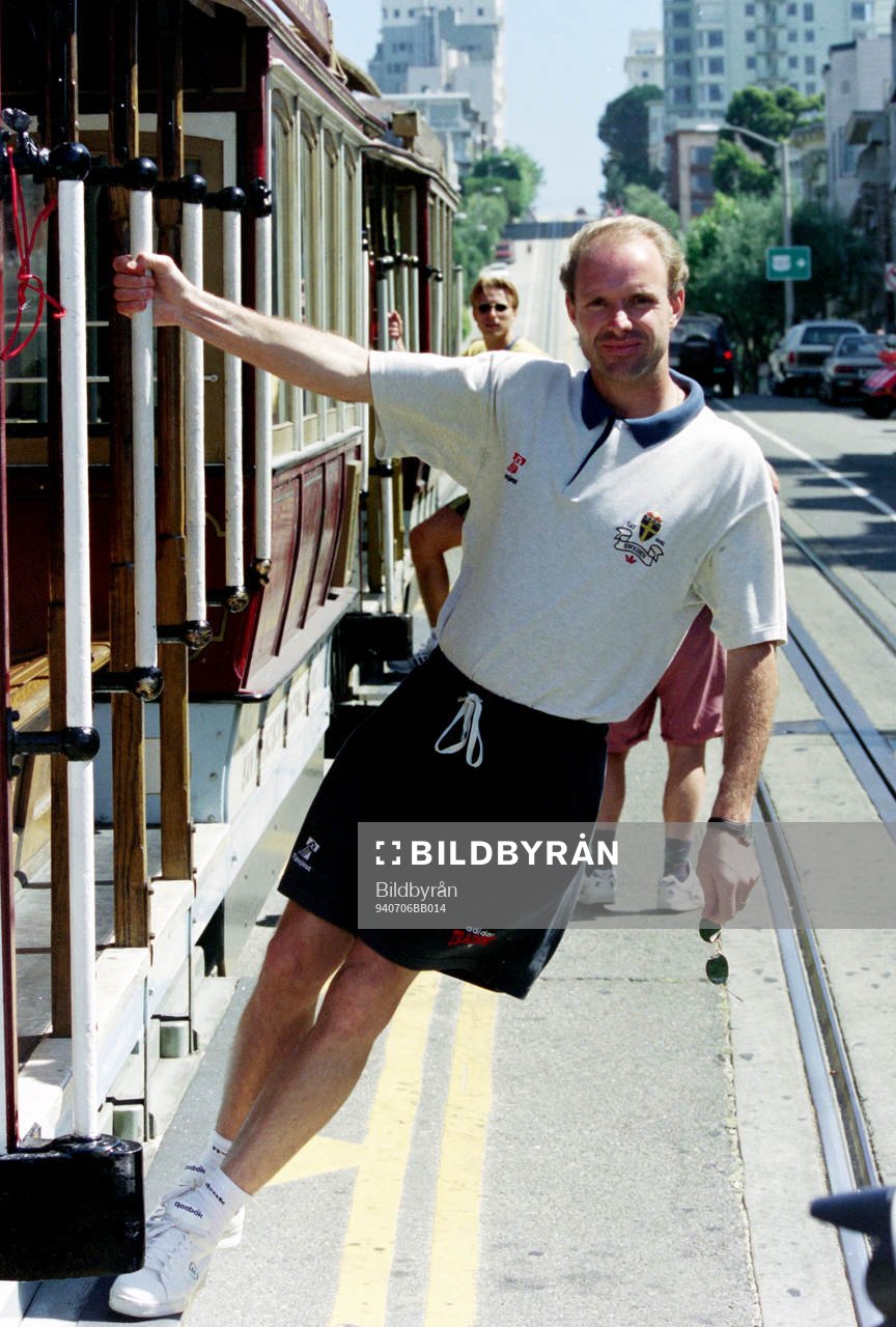 Thomas Ravelli på en spårvagn