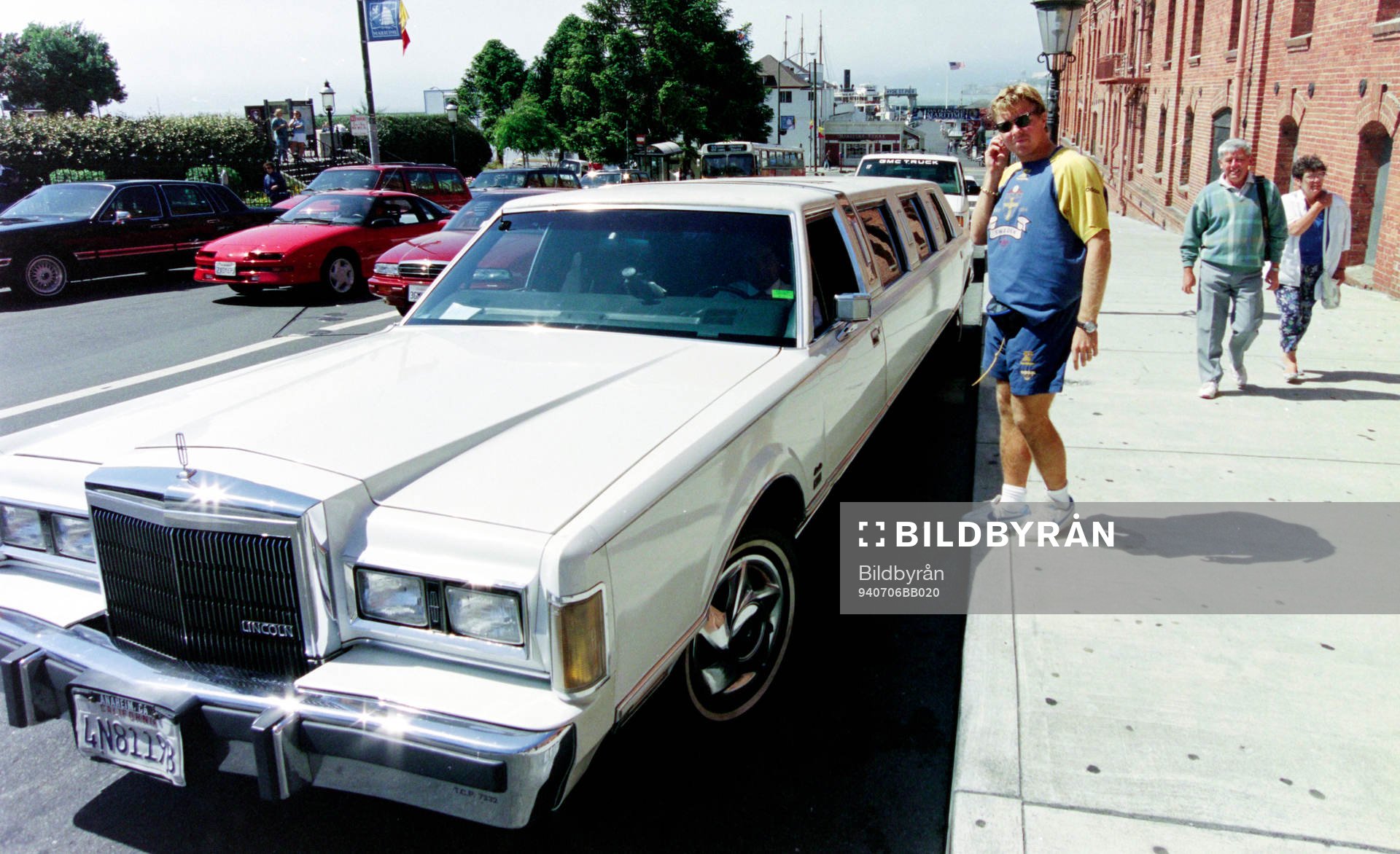 Tomas Brolin vid en limousine