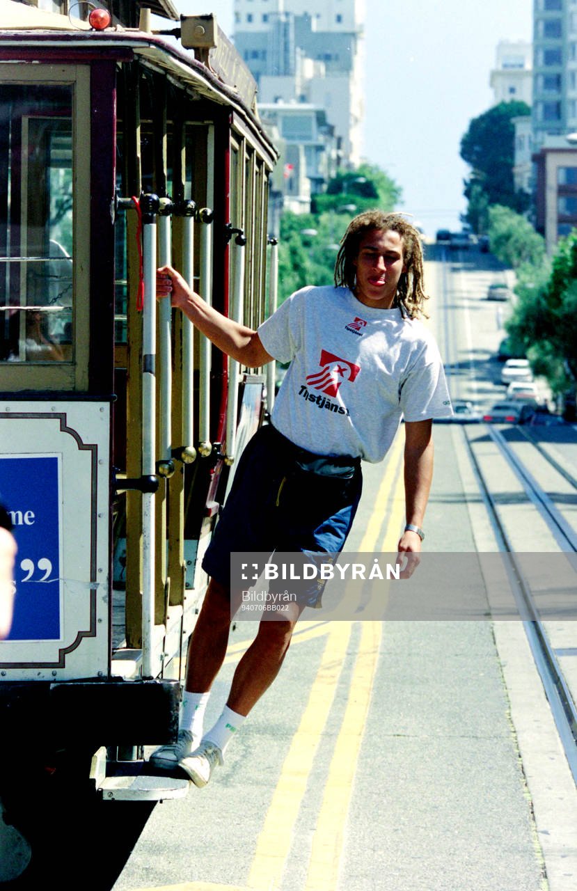 Henrik Larsson på en spårvagn