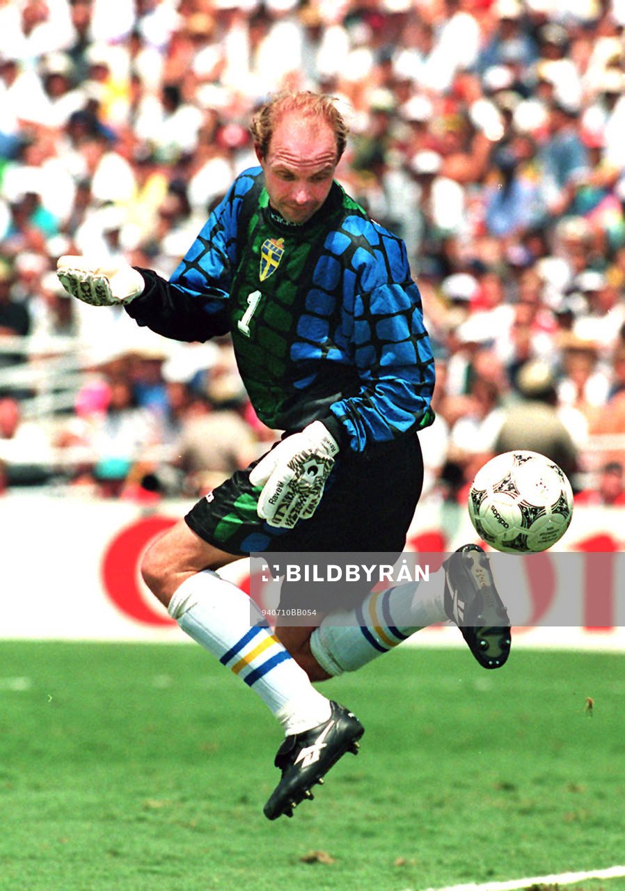 Thomas Ravelli, målvakt, Sverige, klackar bollen