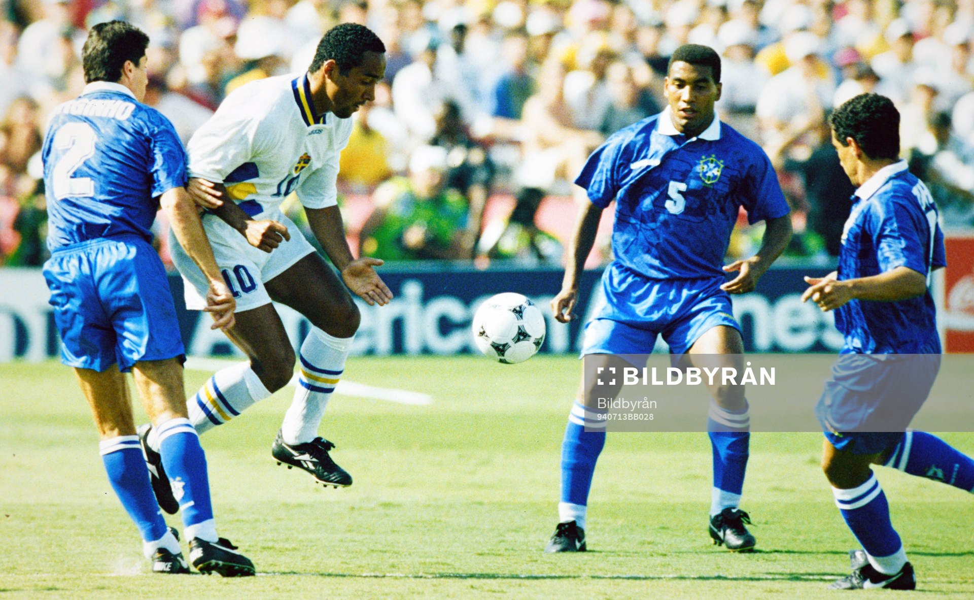 Fotboll, VM94, Semifinal, Brasilien - Sverige 1-0: Martin Dahlin i närkamp med Brasiliens Jorginho, Mauro Silva och Zinho.