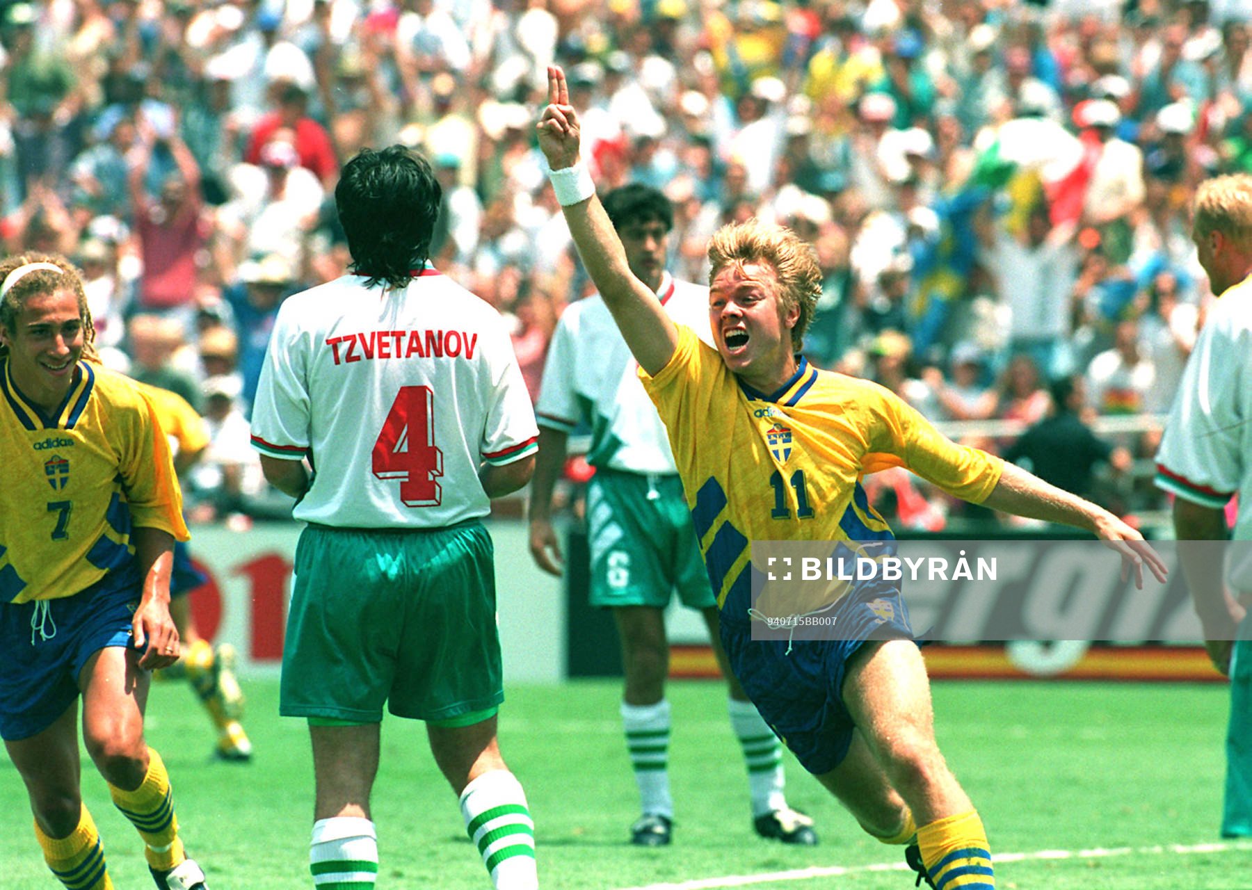 Tomas Brolin jublar medan Henrik Larsson (Henke Larsson)