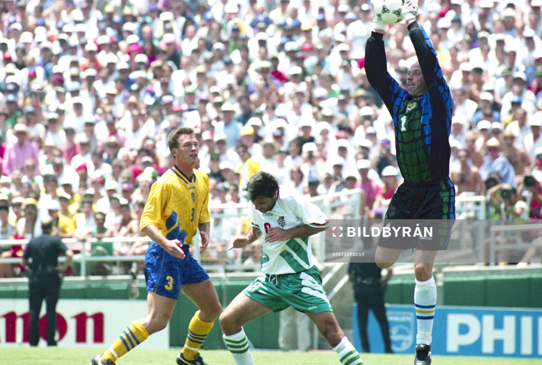 Thomas Ravelli, målvakt, Sverige räddar bollen, Patrik
