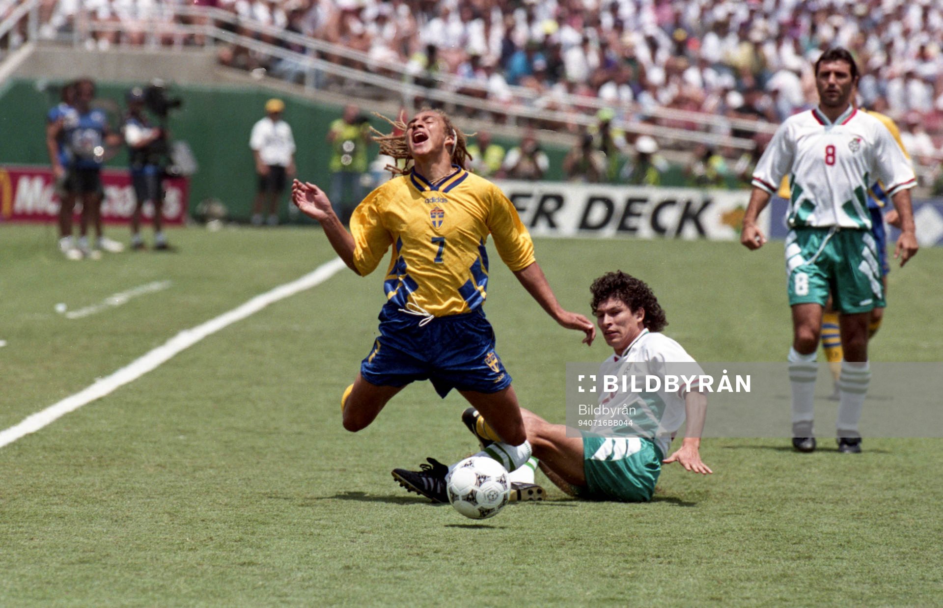 Henrik Larsson, Sverige fälls bakifrån
