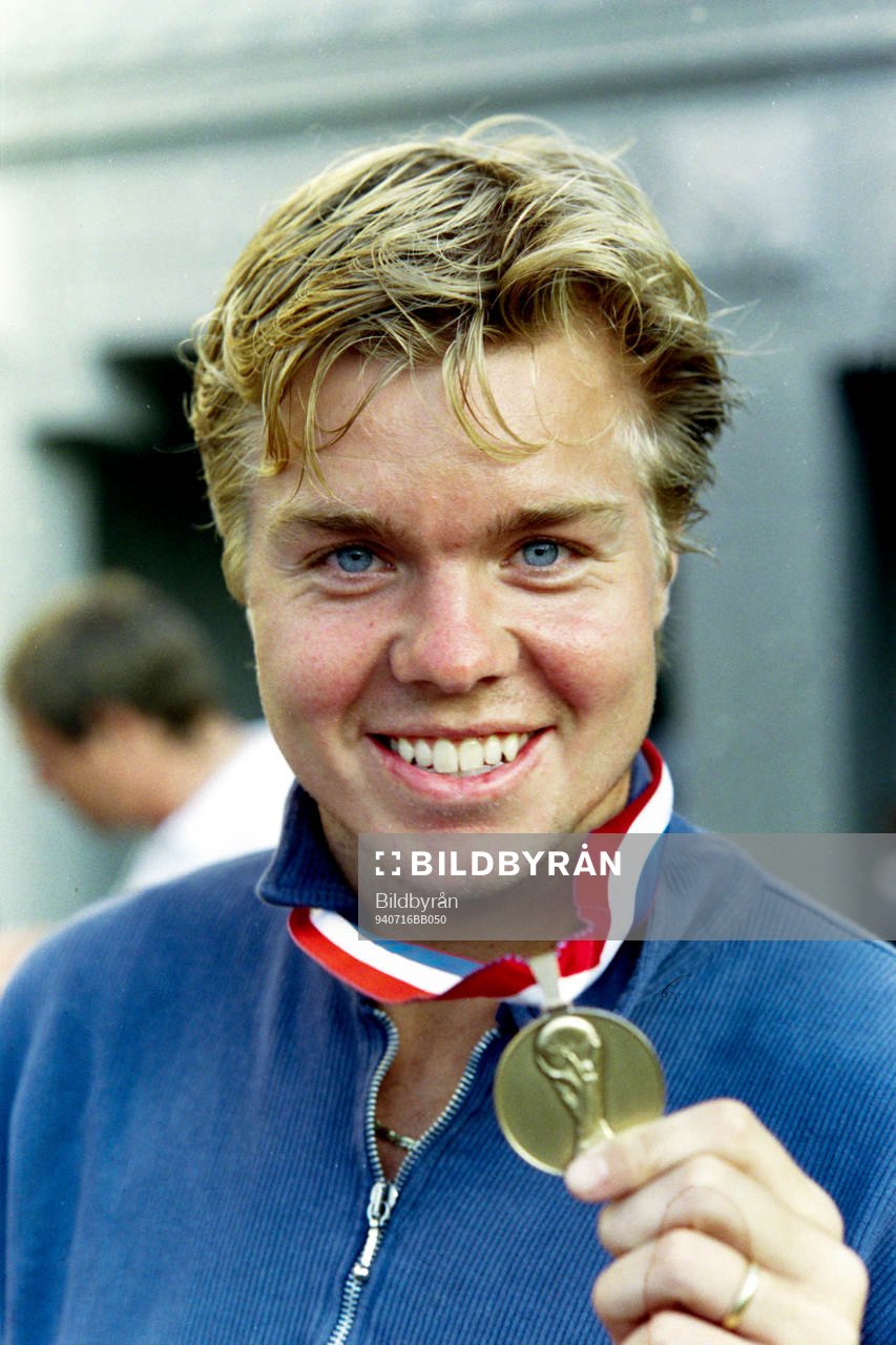 Tomas Brolin, Sverige jublar med sin medalj