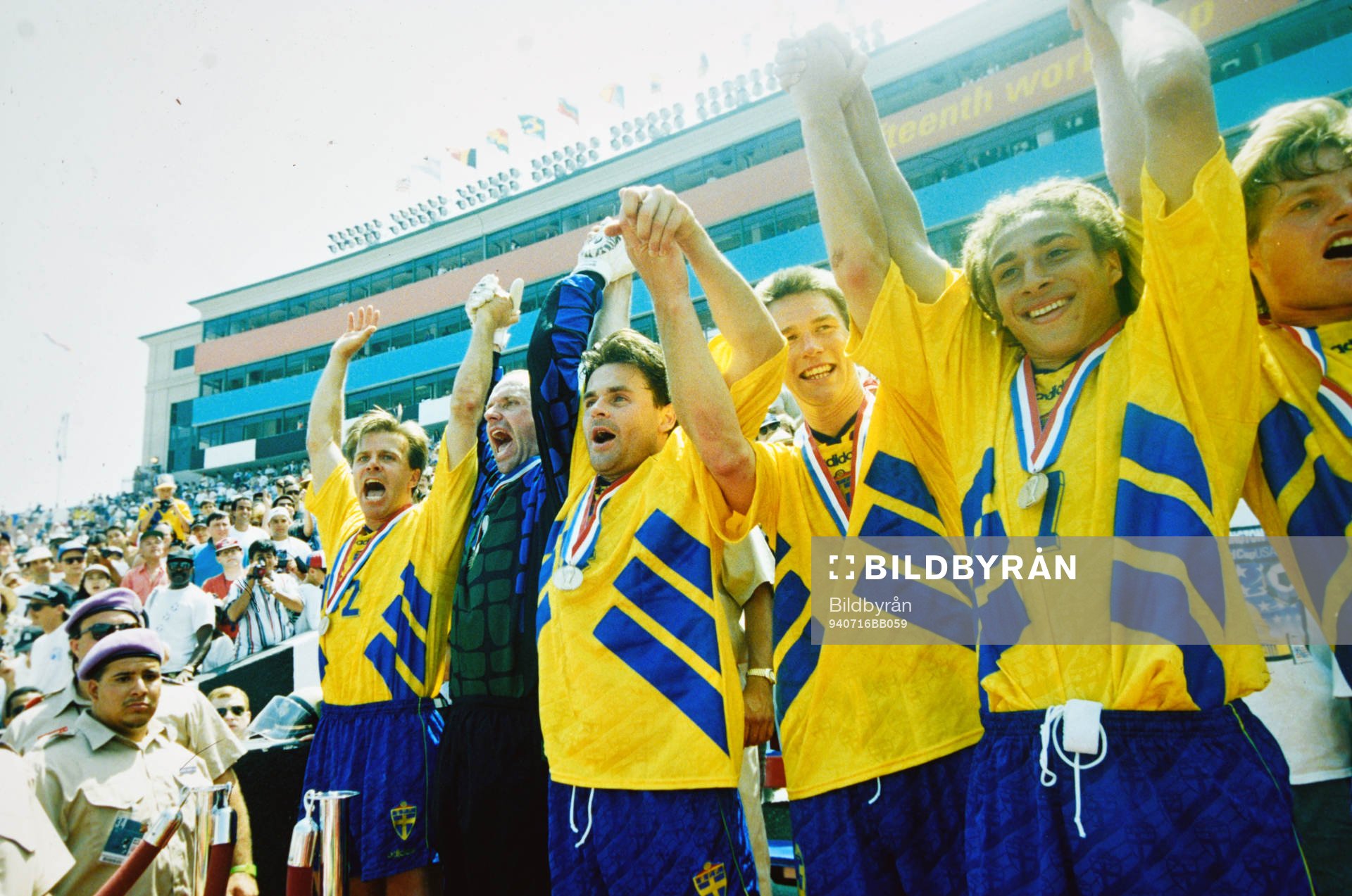 Sverige jublar med sina bronsmedaljer, fr v Roland Nilsson,