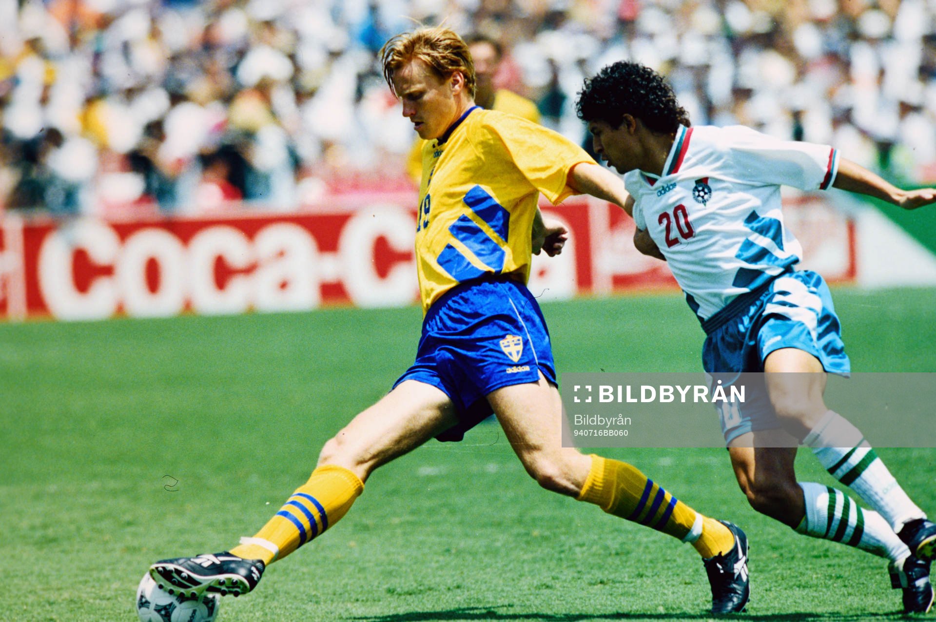Kennet Andersson mot Bulgariens Krasimir Balakov. Football,