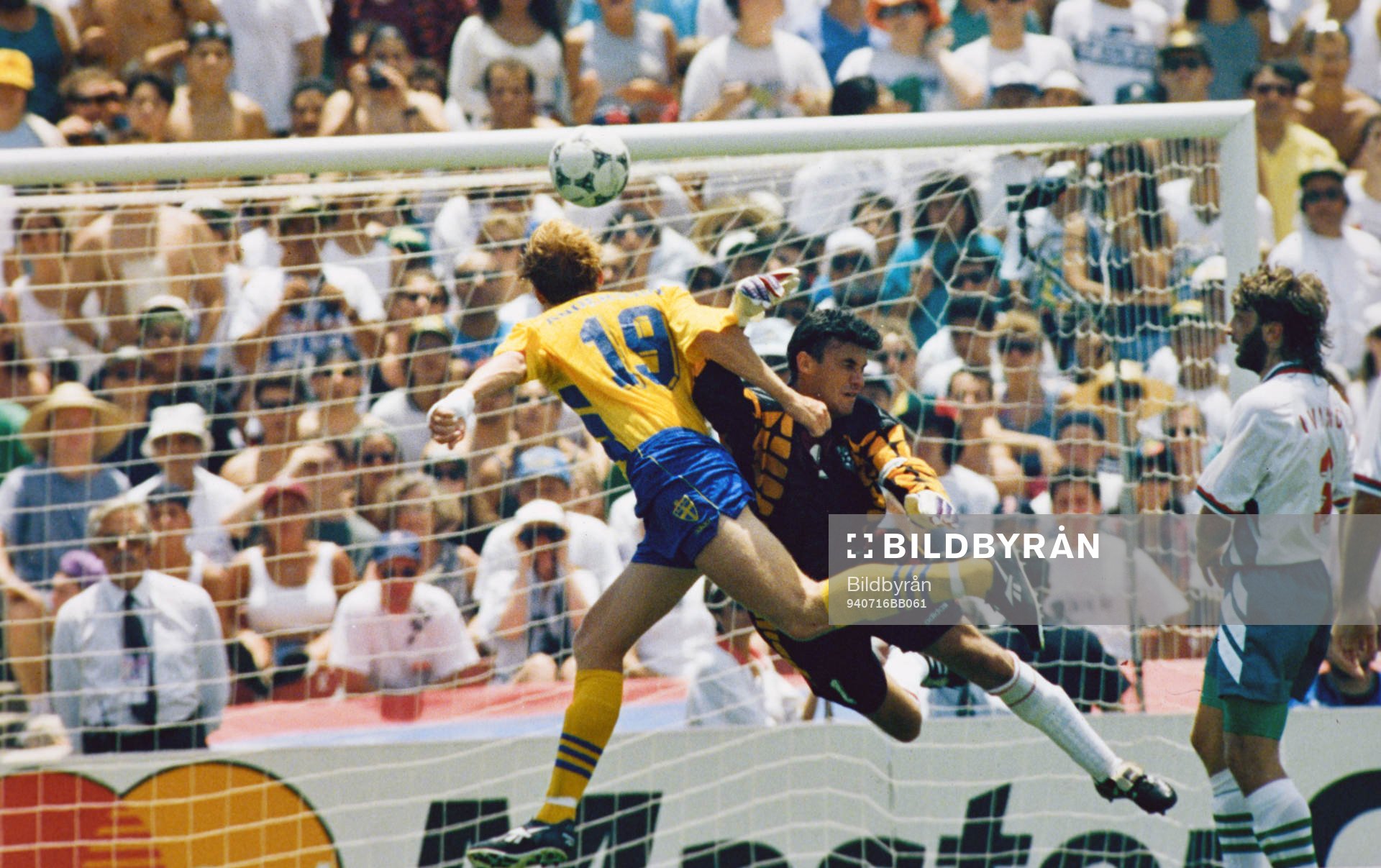 Kennet Andersson nickar in 4-0 målet förbi Bulgariens